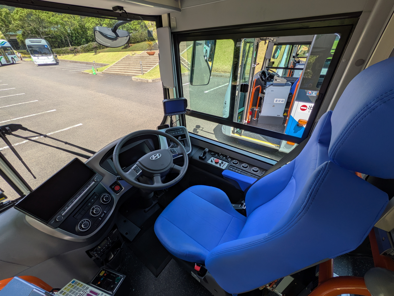 運転席。シートにはエアサスペンションが搭載されており、ドライバーの負担を軽減する