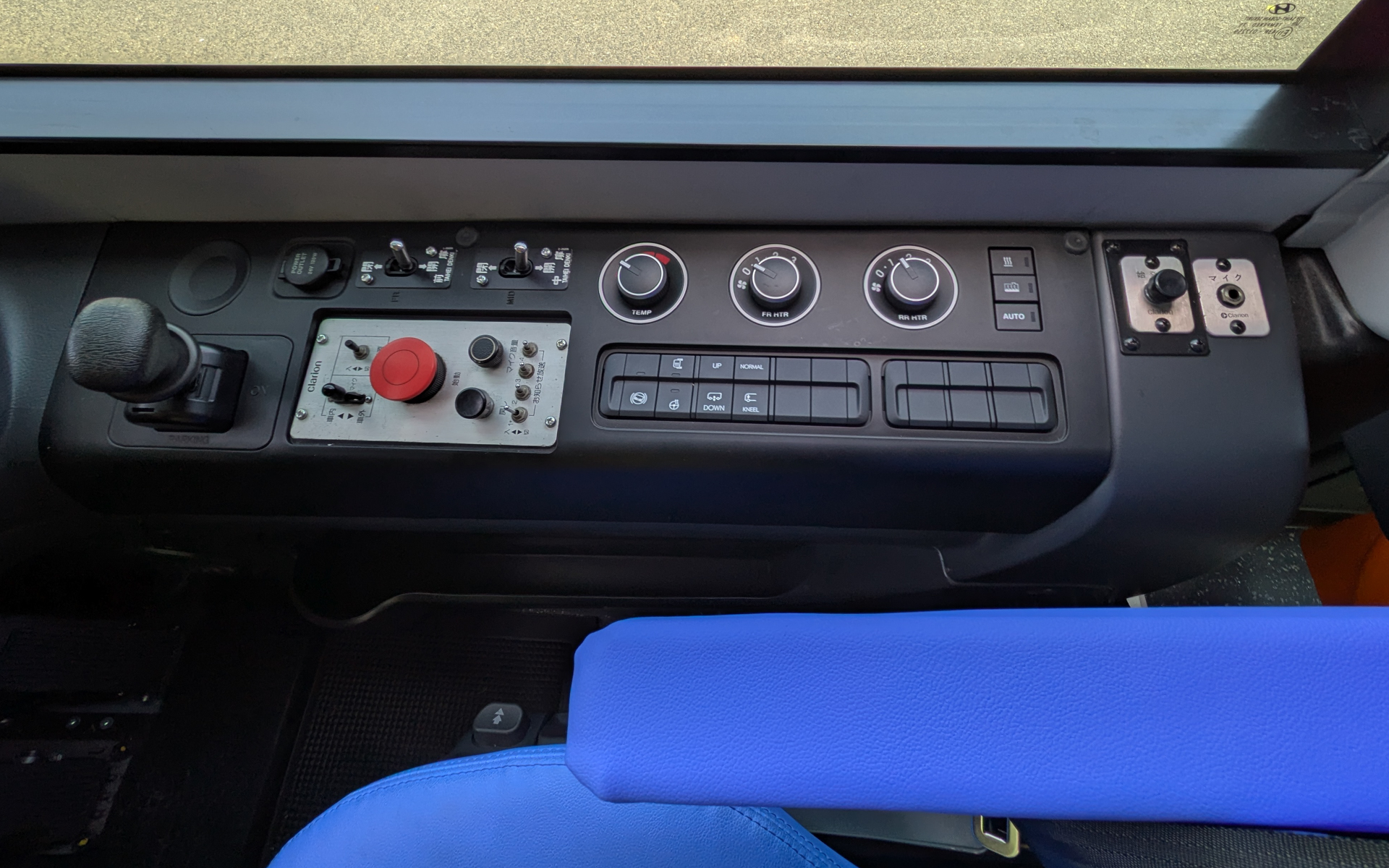 運転席の右側にはドアの開閉や車内放送の操作スイッチなどが並ぶ