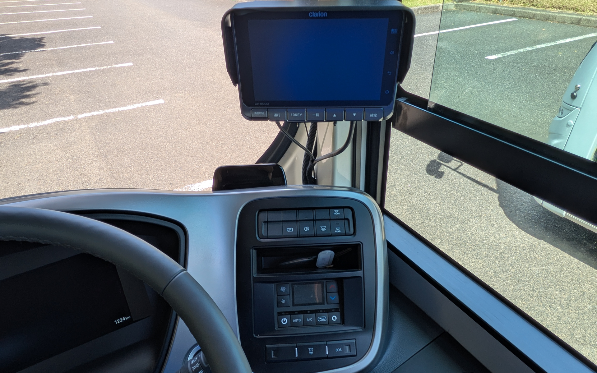 運転席の右前には行先表示器に表示させる文字を操作する機器を配置