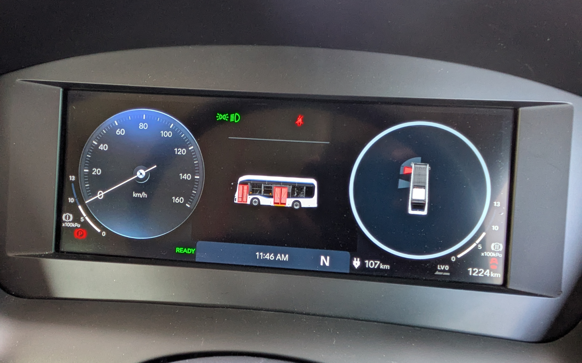 12.3インチのマルチインフォメーションメーターでは、ドアの開閉状態や近くの歩行者の有無、充電後の走行距離、走行時間、電費、ブレーキライニング残量、バッテリ残量などを確認できる