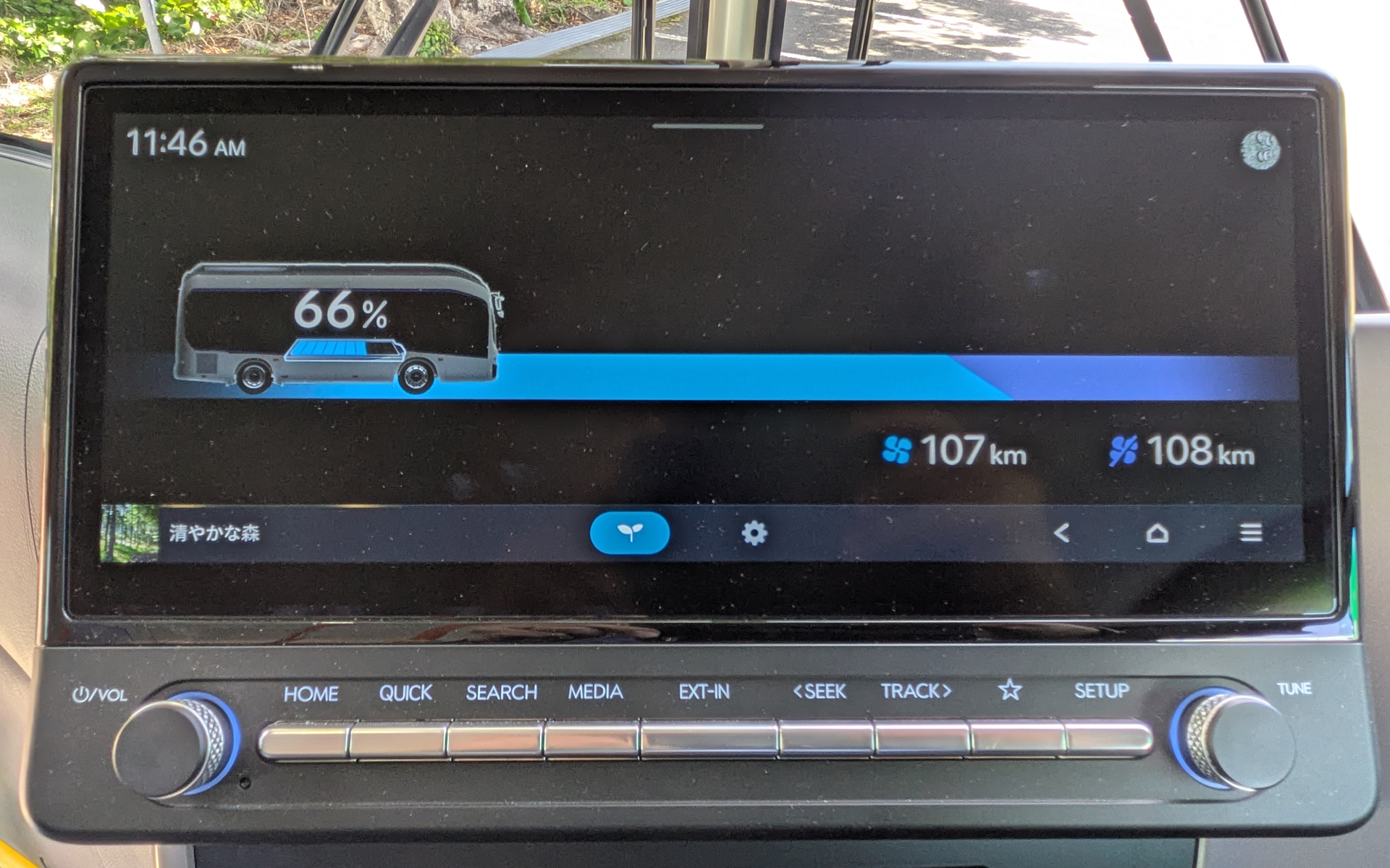 中央の大型ディスプレイでもバッテリ残量や、エアコン使用時の走行可能距離、エアコン不使用時の走行可能距離を表示可能