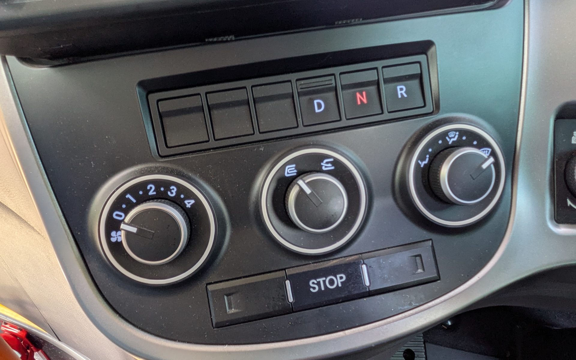シフトは「D」「N」「R」のみでボタン操作。エアコンも乗用車と同じ感覚で操作できる