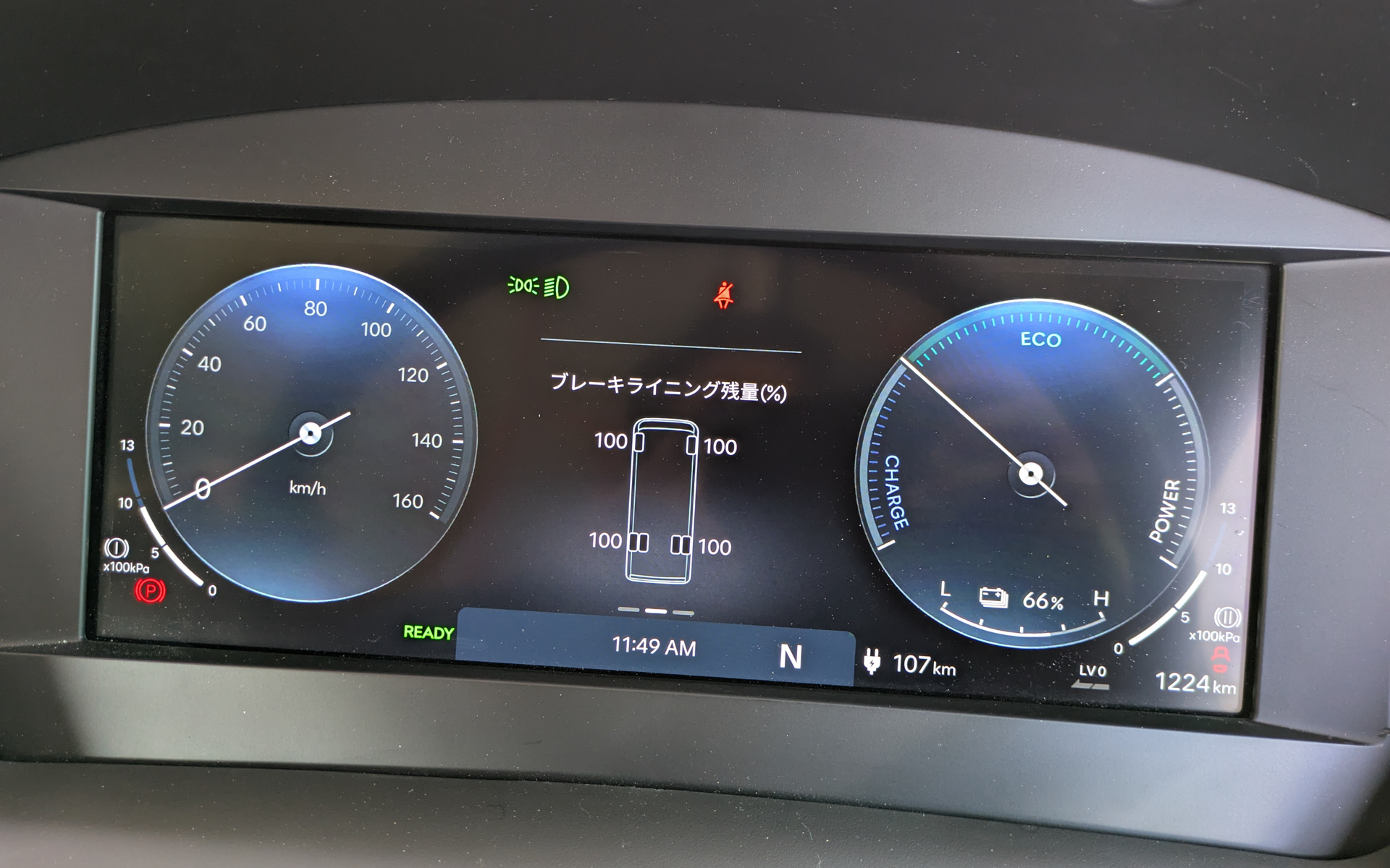 12.3インチのマルチインフォメーションメーターでは、ドアの開閉状態や近くの歩行者の有無、充電後の走行距離、走行時間、電費、ブレーキライニング残量、バッテリ残量などを確認できる
