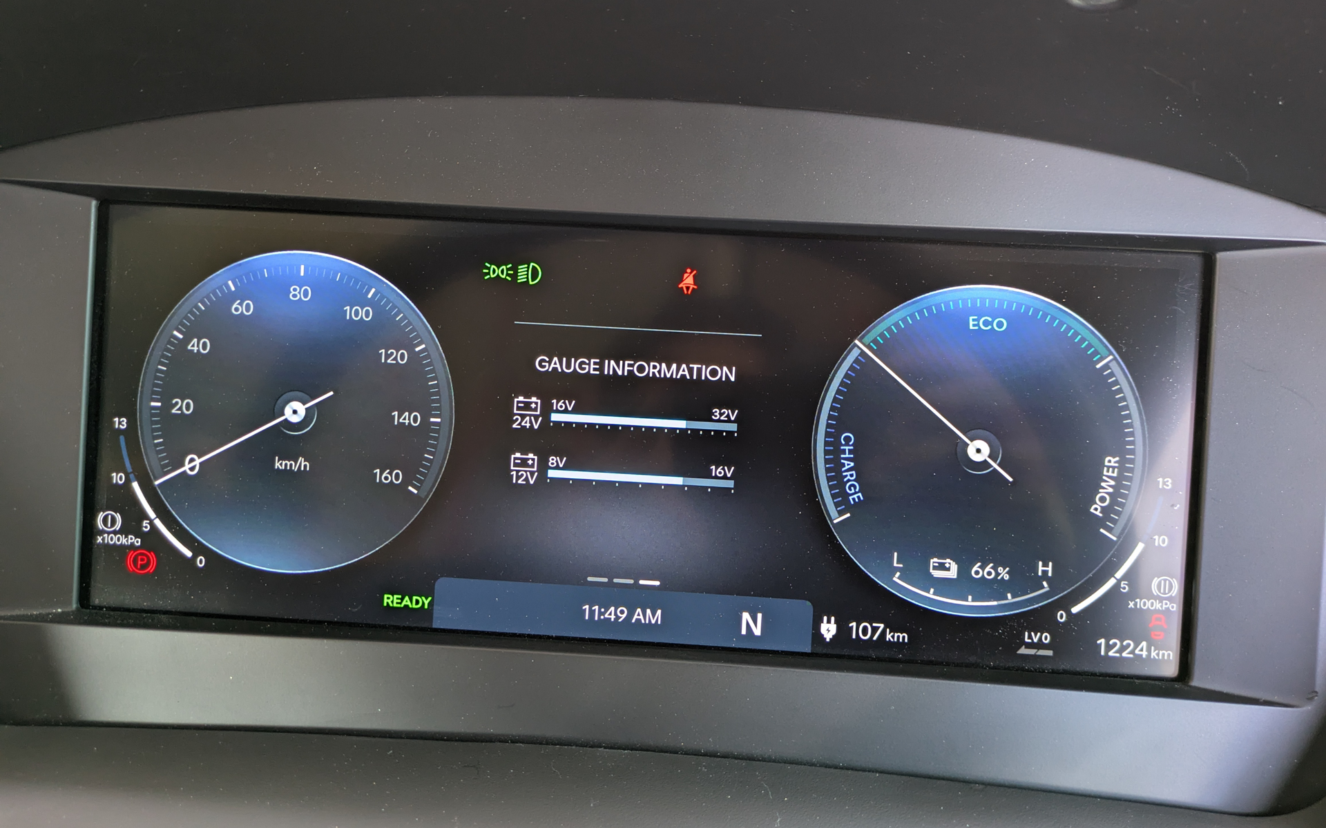 12.3インチのマルチインフォメーションメーターでは、ドアの開閉状態や近くの歩行者の有無、充電後の走行距離、走行時間、電費、ブレーキライニング残量、バッテリ残量などを確認できる