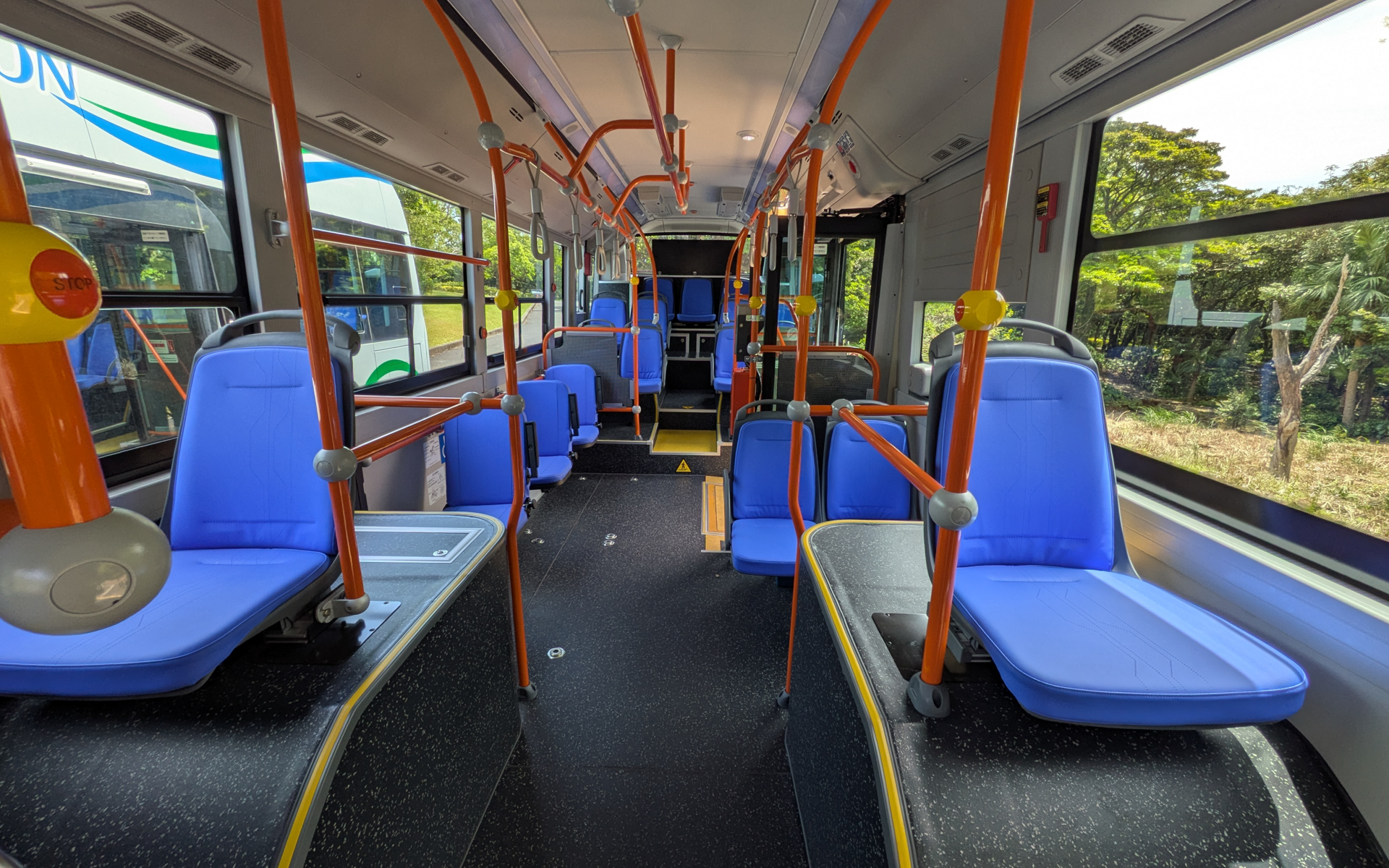 フラットで開けた車内