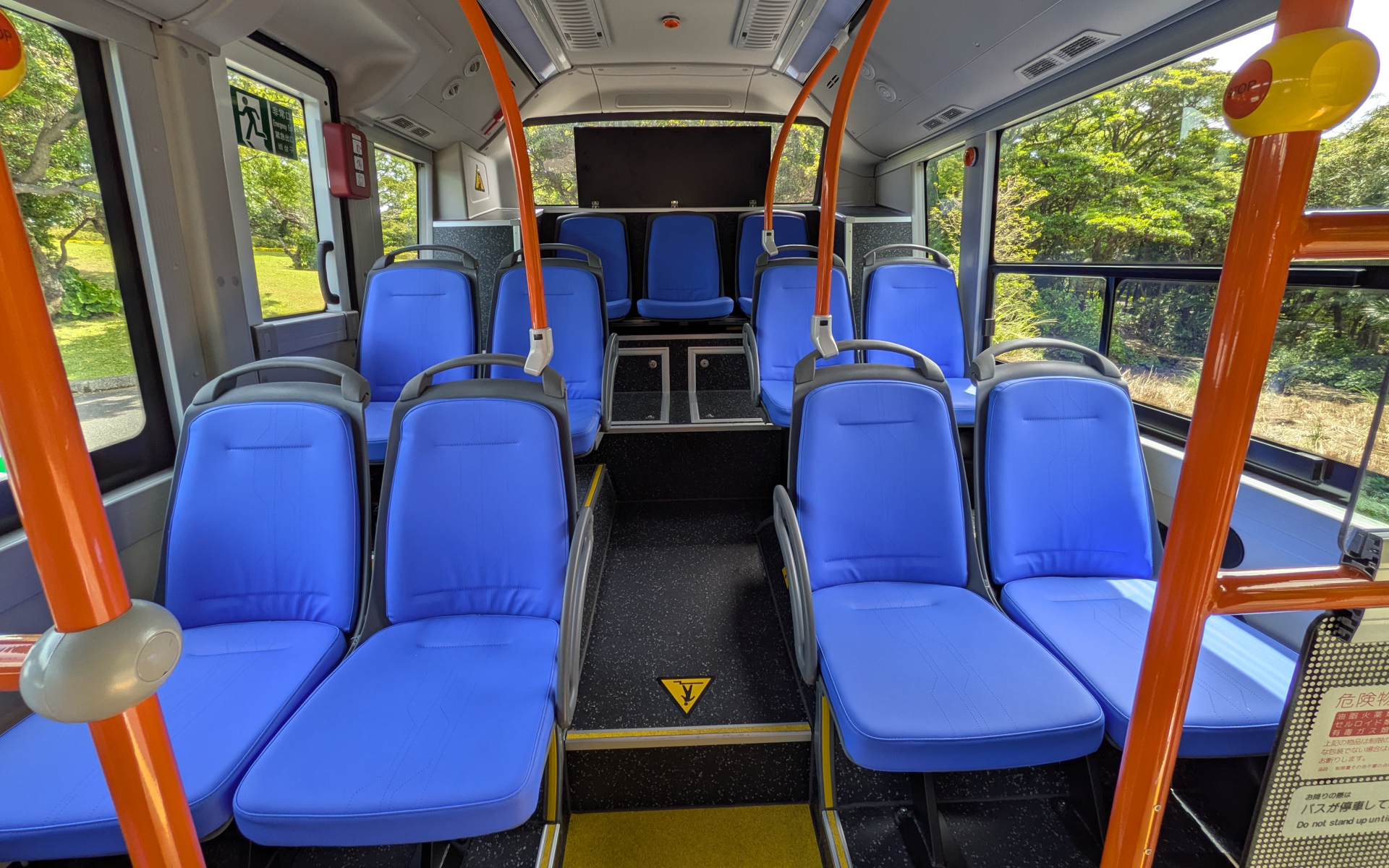 後方は2段の段差がある