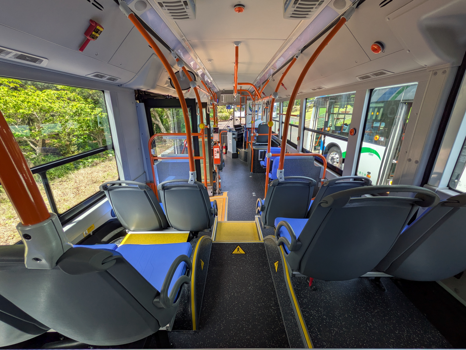 後方から前方を見た車内