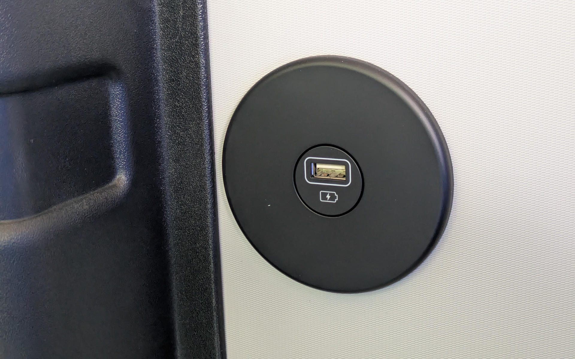 全席ではないがUSBポートを備えている