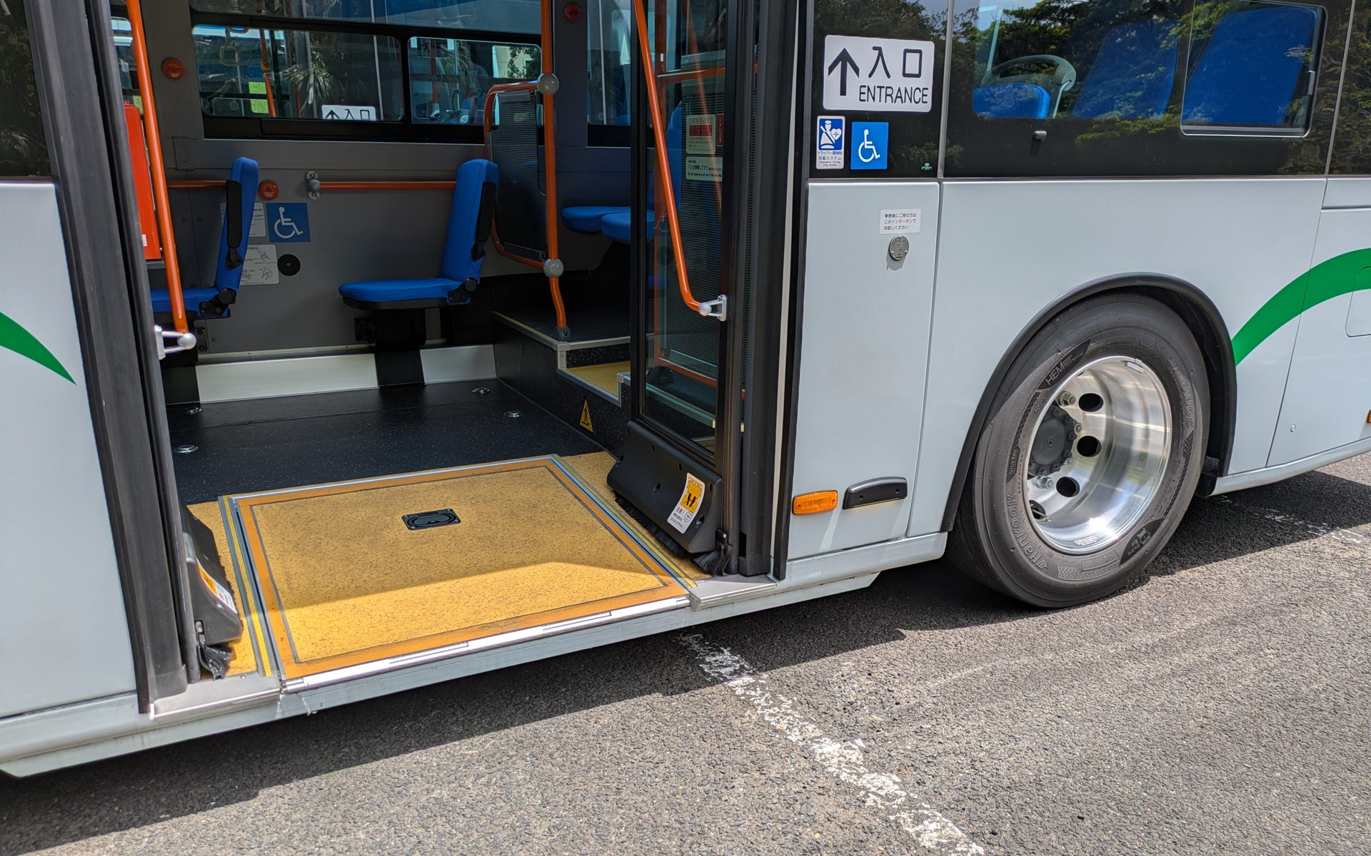 車いすなど用のフォローステップも搭載。車体もボタンで傾くようになっている