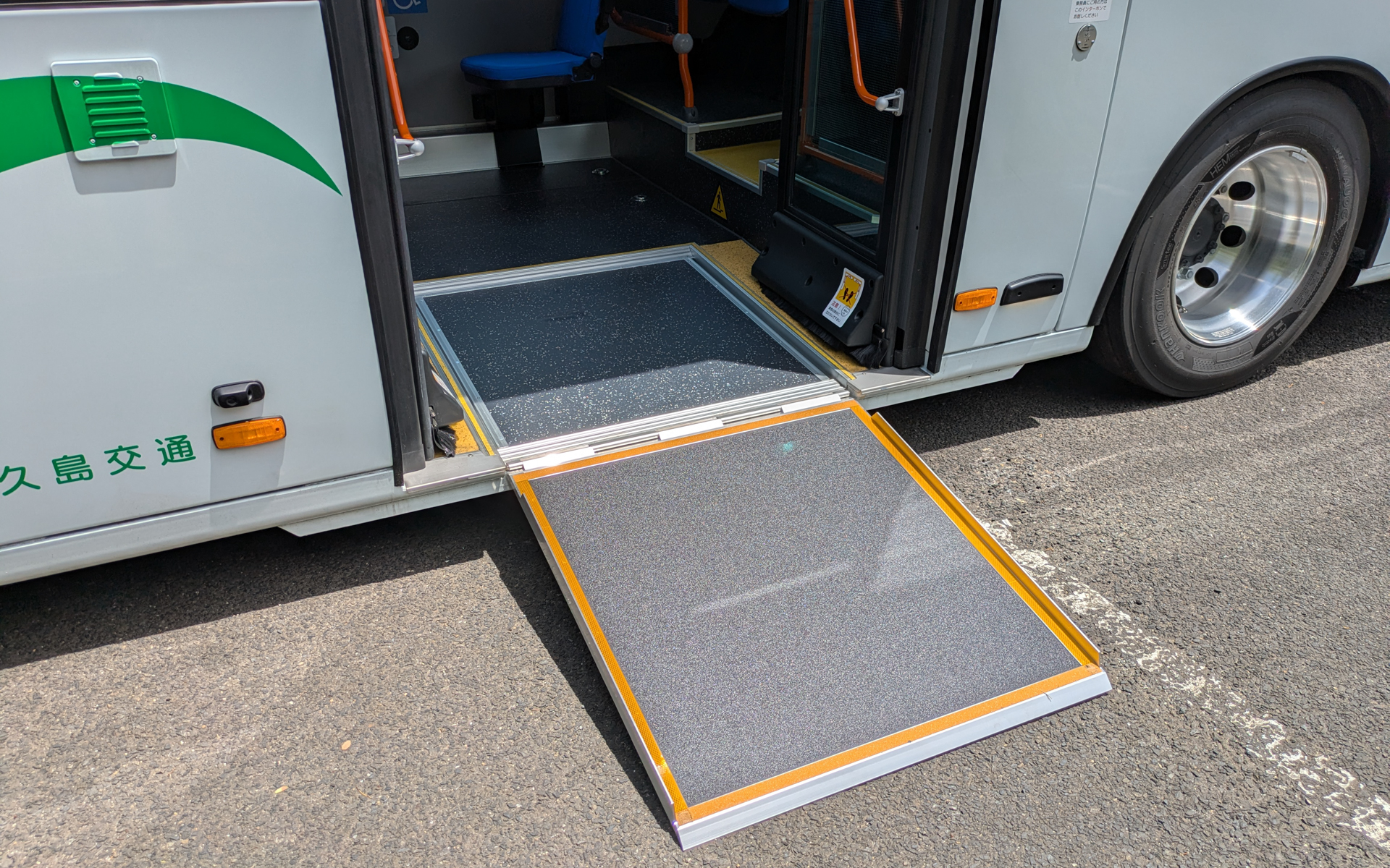 車いすなど用のフォローステップも搭載。車体もボタンで傾くようになっている