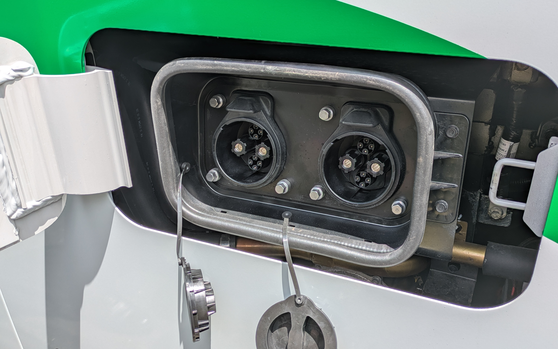 充電ポートは左後方に配置。CHAdeMO 2.0を2口完備