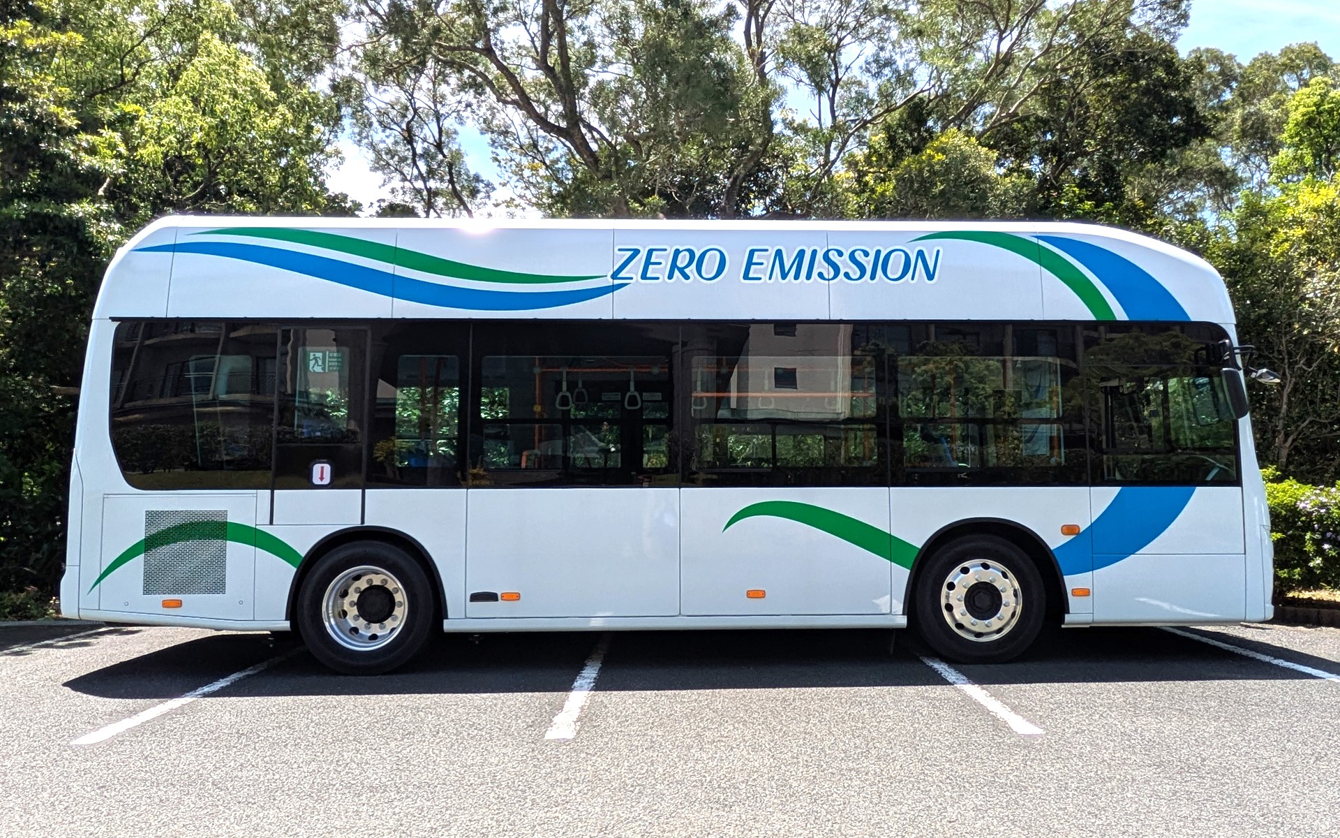 オーバーハングはフロントが2370mm、リアが2205mm