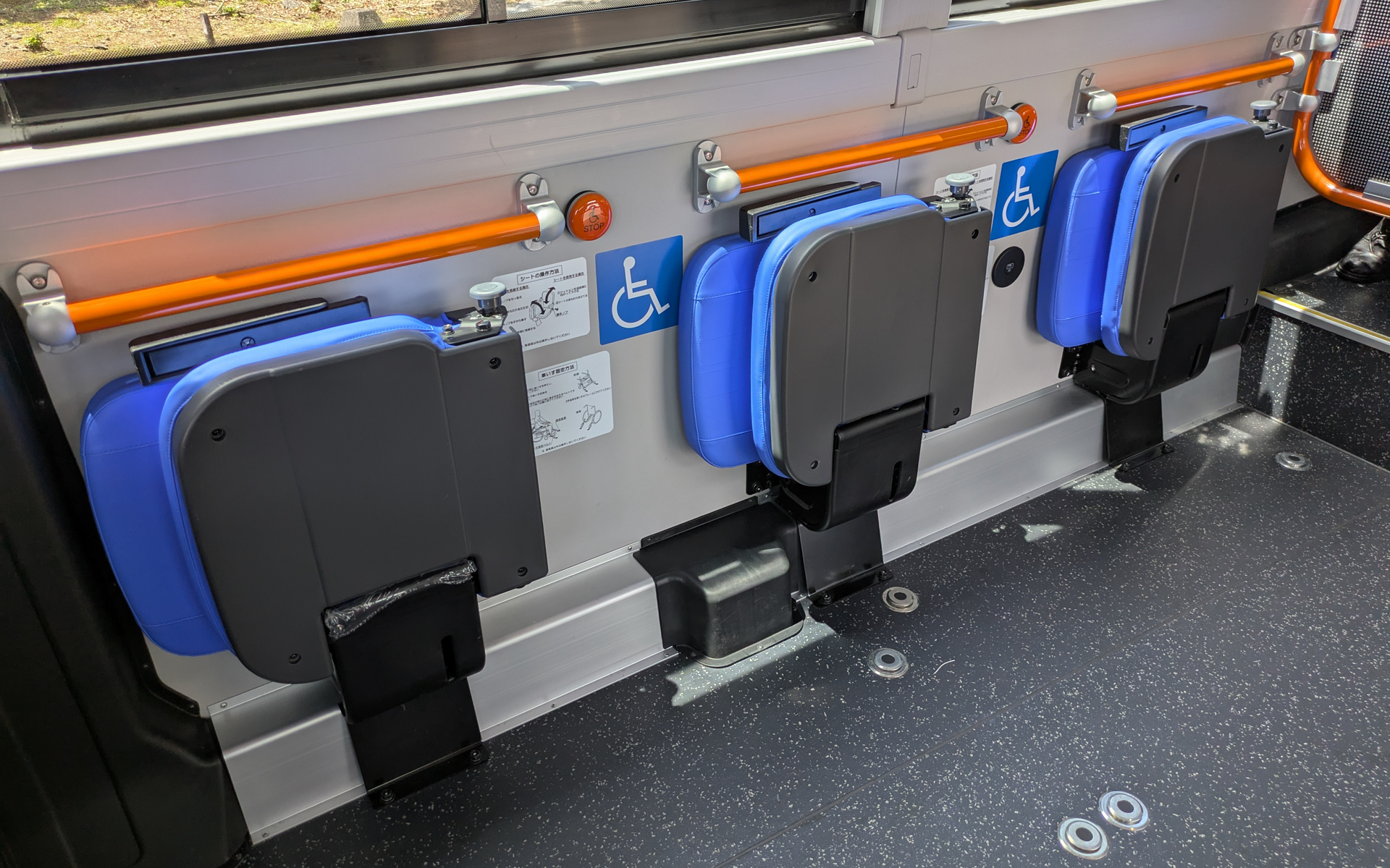 車いす対応席はシートが畳めるようになっている