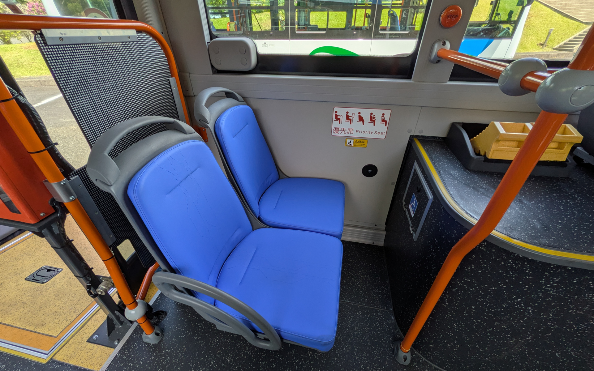 優先席にもUSBポートを装備している