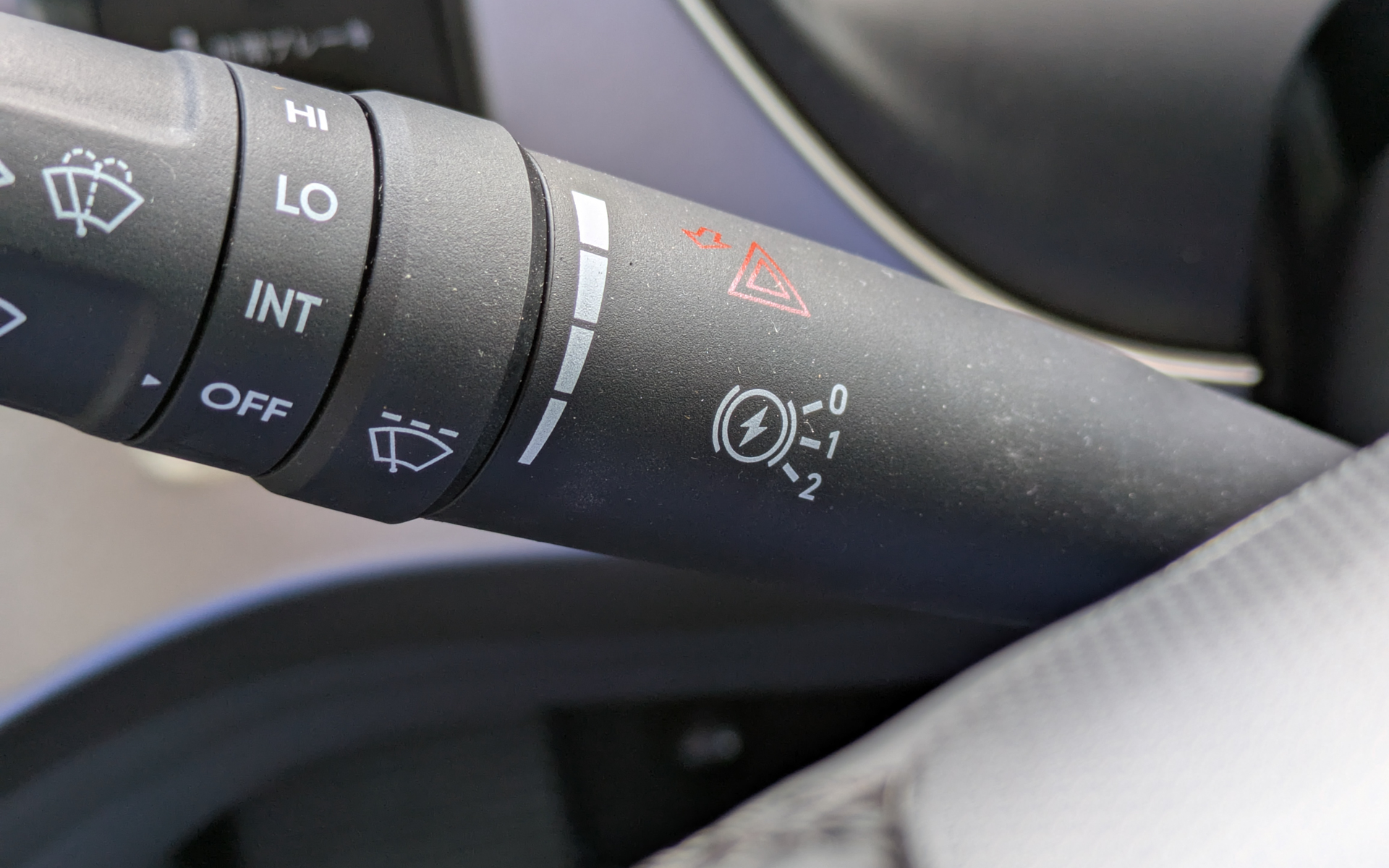 ワイパーレバーには従来のエアブレーキではなく、回生ブレーキを調整する機構が備わっている