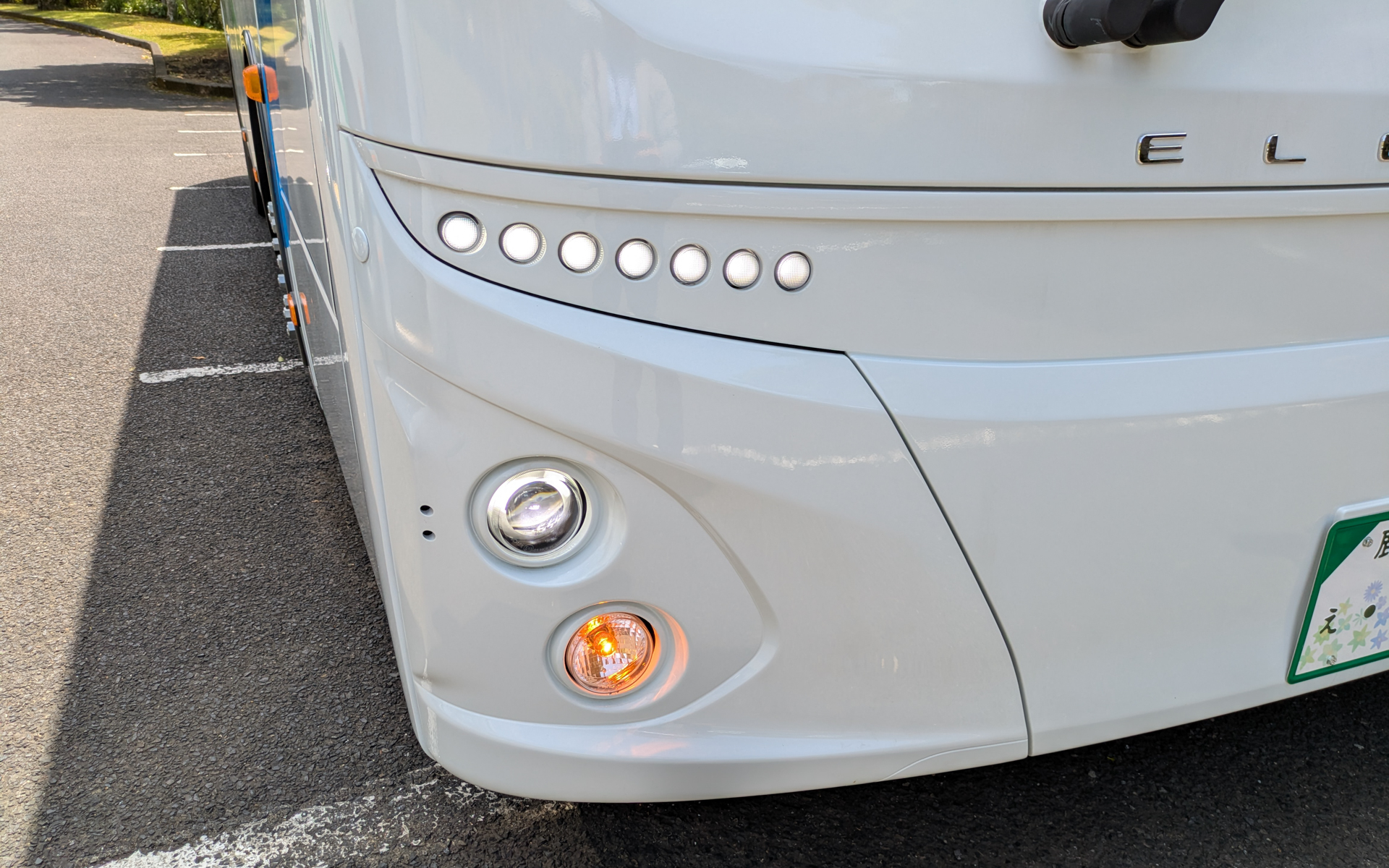 上からLEDのデイタイムランニングライト、プロジェクター式LEDヘッドライト、ウィンカー（電球）