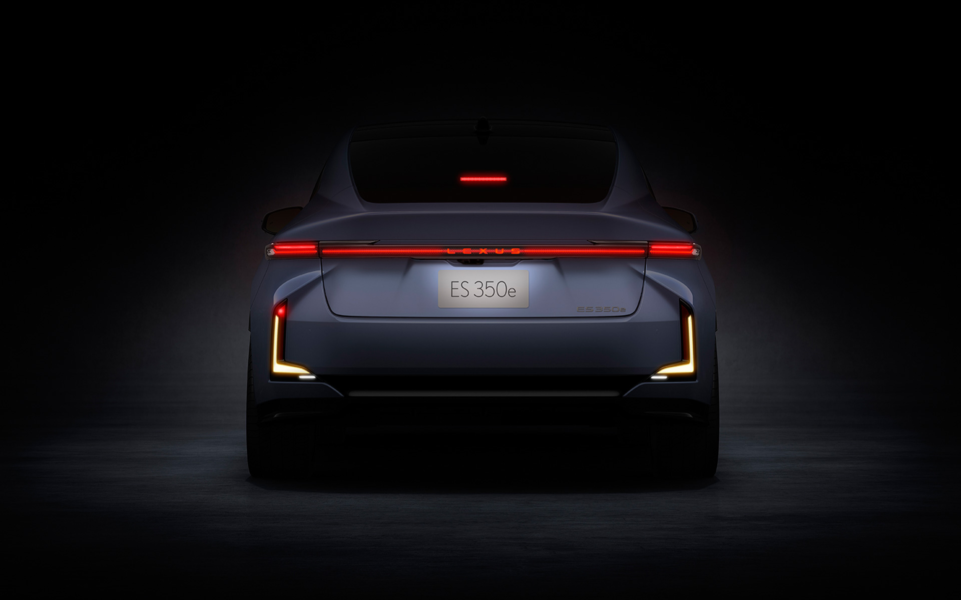新型「ES」リアLシグネチャーランプ（プロトタイプ）。リアにも一目でレクサスと認識できる新しいデザインアイコンのリアLシグネチャーランプを採用。レクサスの発光ロゴと一体化した一文字のランプから、テールランプ、ストップランプ以外の機能を外に配置し統合。車両外側の低い位置に配置することで、ボディの絞りを強調しながらワイドスタンスを表現するとともに、空力性能の向上にも貢献するデザインとした