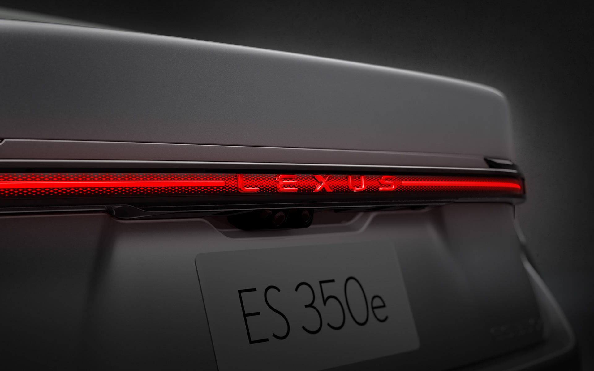 新型「ES」リアLシグネチャーランプ（プロトタイプ）。リアにも一目でレクサスと認識できる新しいデザインアイコンのリアLシグネチャーランプを採用。レクサスの発光ロゴと一体化した一文字のランプから、テールランプ、ストップランプ以外の機能を外に配置し統合。車両外側の低い位置に配置することで、ボディの絞りを強調しながらワイドスタンスを表現するとともに、空力性能の向上にも貢献するデザインとした