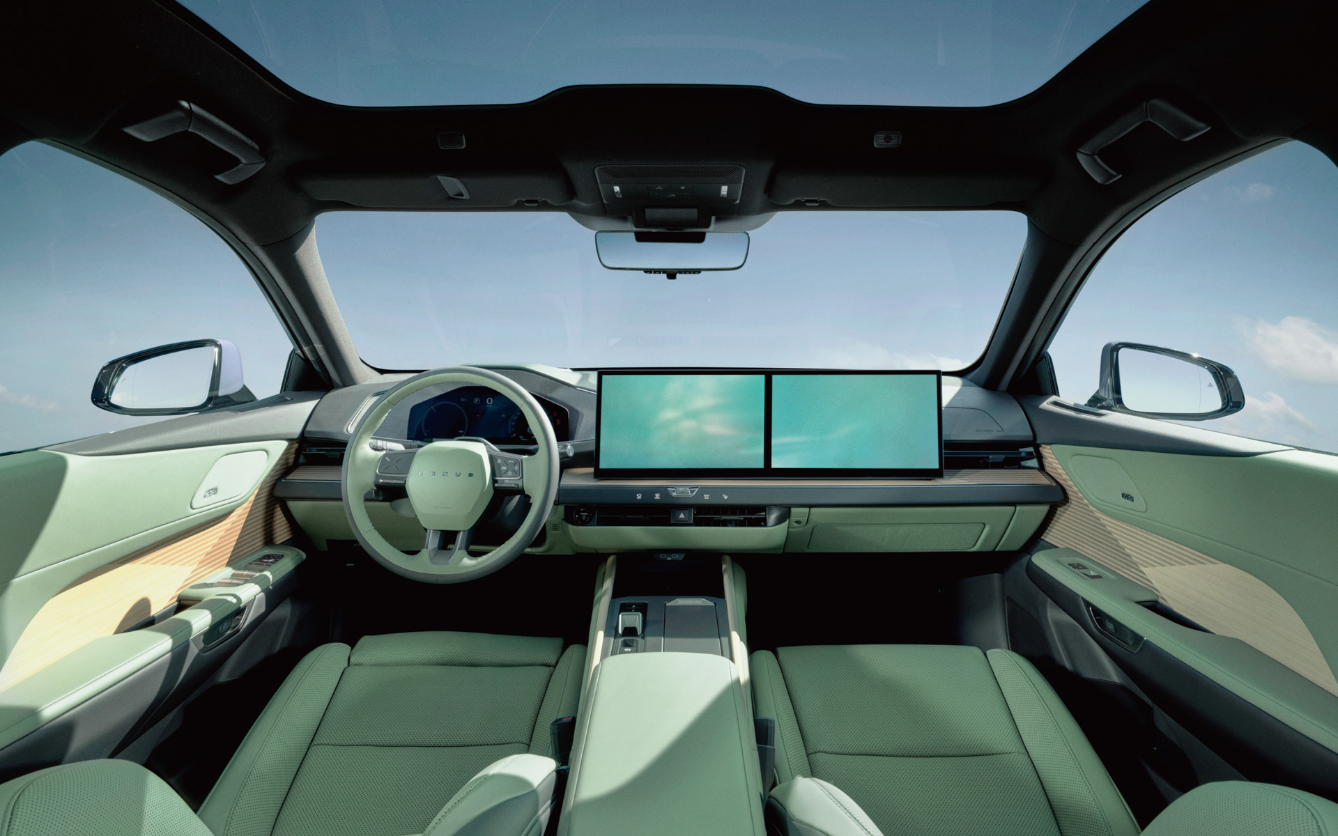 新型ESの室内イメージ（プロトタイプ）：室内空間を構築するにあたり、セダンとして優れたパッケージの実現を目指した。プラットフォームの設計段階から骨格を見直し、従来型より全長を165mm、ホイールベースを80mm延長し、広々とした室内空間を確保。 また、着座位置を高く設定することで、乗降性を向上させるとともに、視点の高さがもたらす見晴らしも確保。さらに、室内空間を構成するシートやトリムなどをできる限り薄型とし、フロントやサイドのウィンドウ枠下端を低くしガラス面積を大きくすることで、開放感を得られるようこだわった。これらの取り組みにより、デザインコンセプトである「Clean Tech×Elegance」に基づき、視界のよい開放的なアッパーと人を包み込むロア部を基本構成に、シンプルでクリーンなインテリア空間を創出した