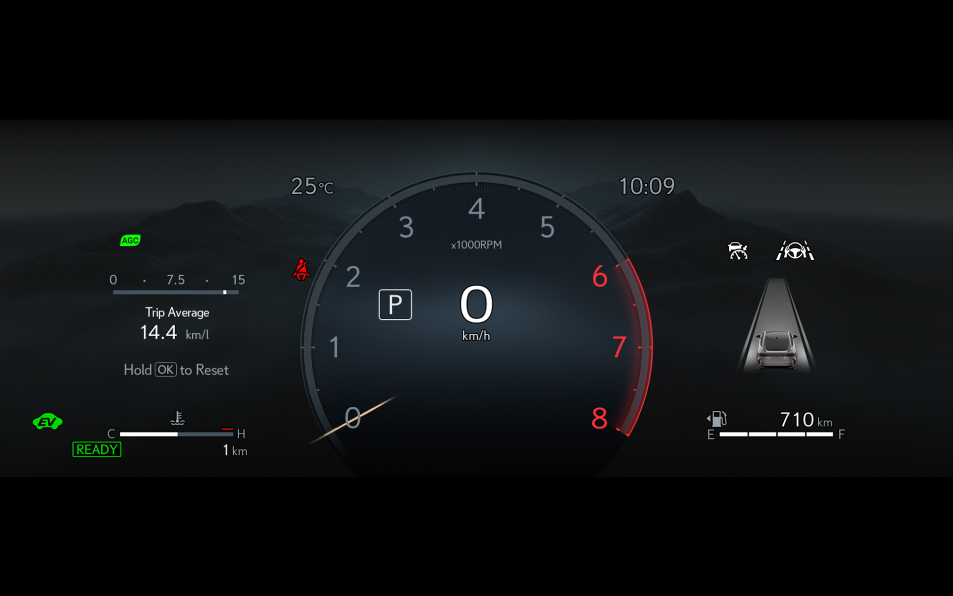 BEVコクピット（プロトタイプ）：新型ESのコクピットは、12.3インチの異形液晶メーターを採用したメーターフードが高さを低く抑え、スムーズな視線移動とオープンな雰囲気を演出。質感を高める特殊コーティングを施し、スエード素材と光の演出の組み合わせより、レクサスのコクピット思想「Tazuna Concept」をより深化させた