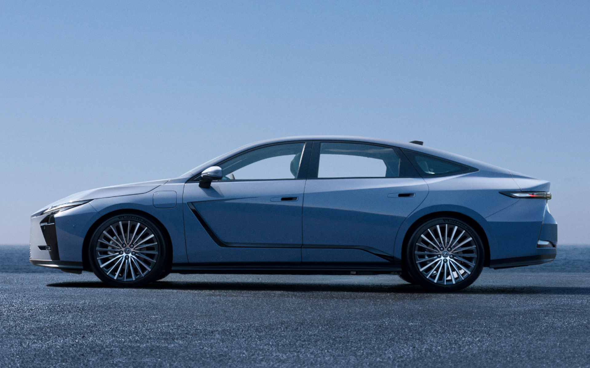 サイドでは、全高の高さを感じさせずに引き締まった印象を持たせる平面立体嵌合により、リフトアップ感と低重心なプロポーションを両立。空力性能に寄与する張り出したショルダーと、トランクレスな印象を持たせるワンモーションシルエットが、力強いスタンスを表現