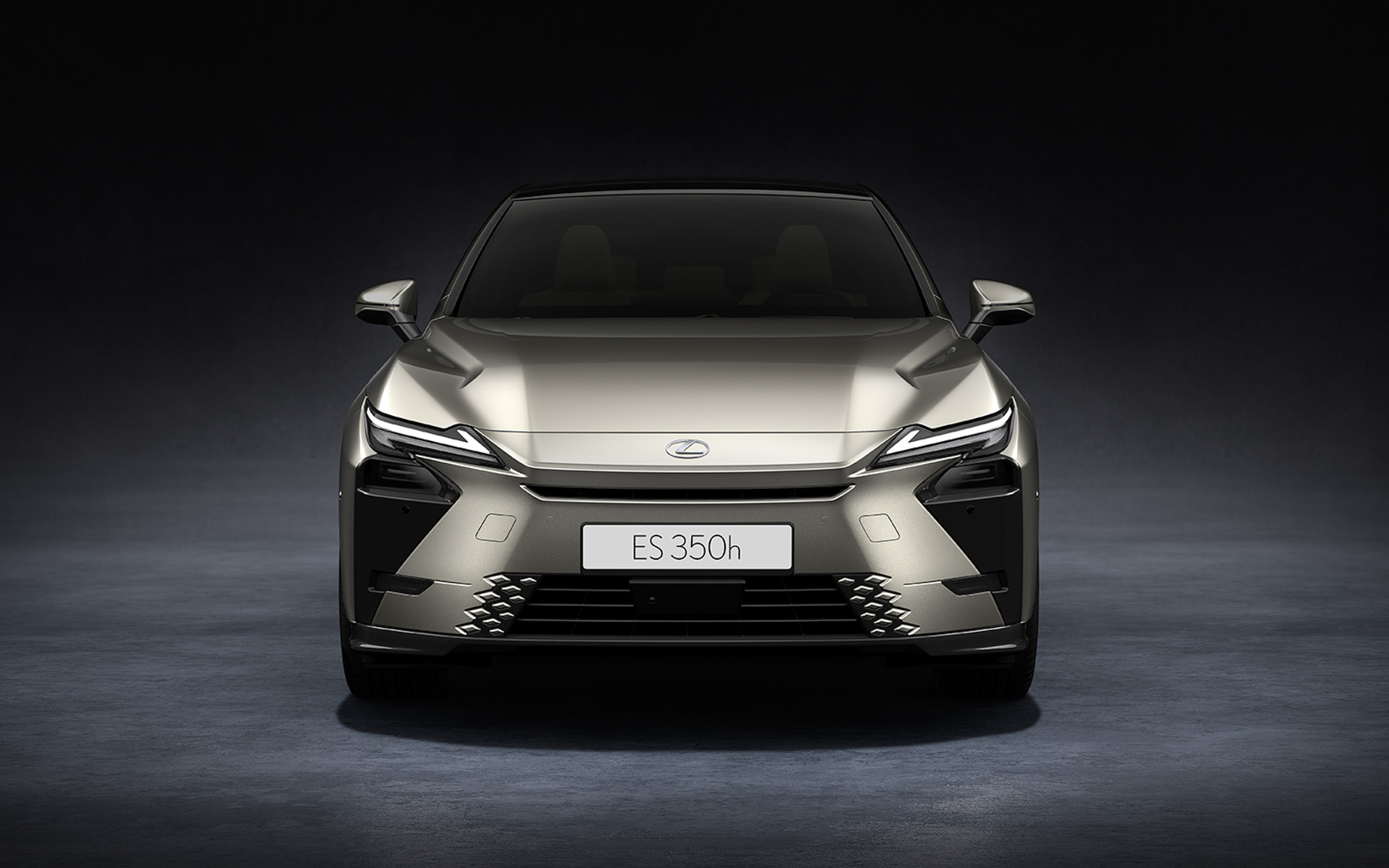 フロントは、「LF-ZC」のデザイン思想に沿って、正面でのスピンドルの造形に加え、フード面からバンパーコーナーまでを包括するエッジの効いたスピンドル形状を表現し、レクサスの独自性をさらに進化させた。低いノーズからはじまるスピンドルボディとセダンらしい水平軸のフェンダーとの高低差で表現したフロントフェイスは、大胆で低く構えた独創的な印象をもたらすとしている。また、HEVモデルでは冷却性能確保のため、 アッパー部に薄型のグリルを採用した