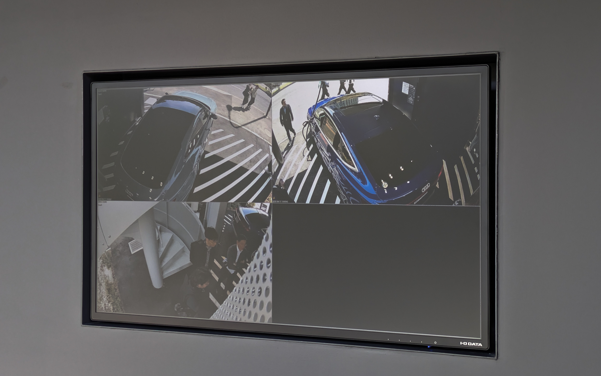 2階ラウンジに設置されているモニターで1階の状況を確認できる