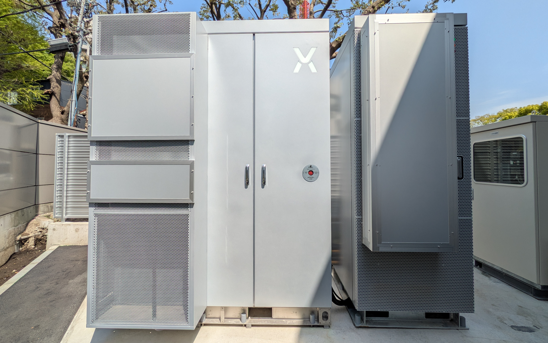 大きな箱の中には30kWのバッテリが8個入っていて、最大240kWを2口に割り振るため、2台同時充電の最高出力は120kW×2となる