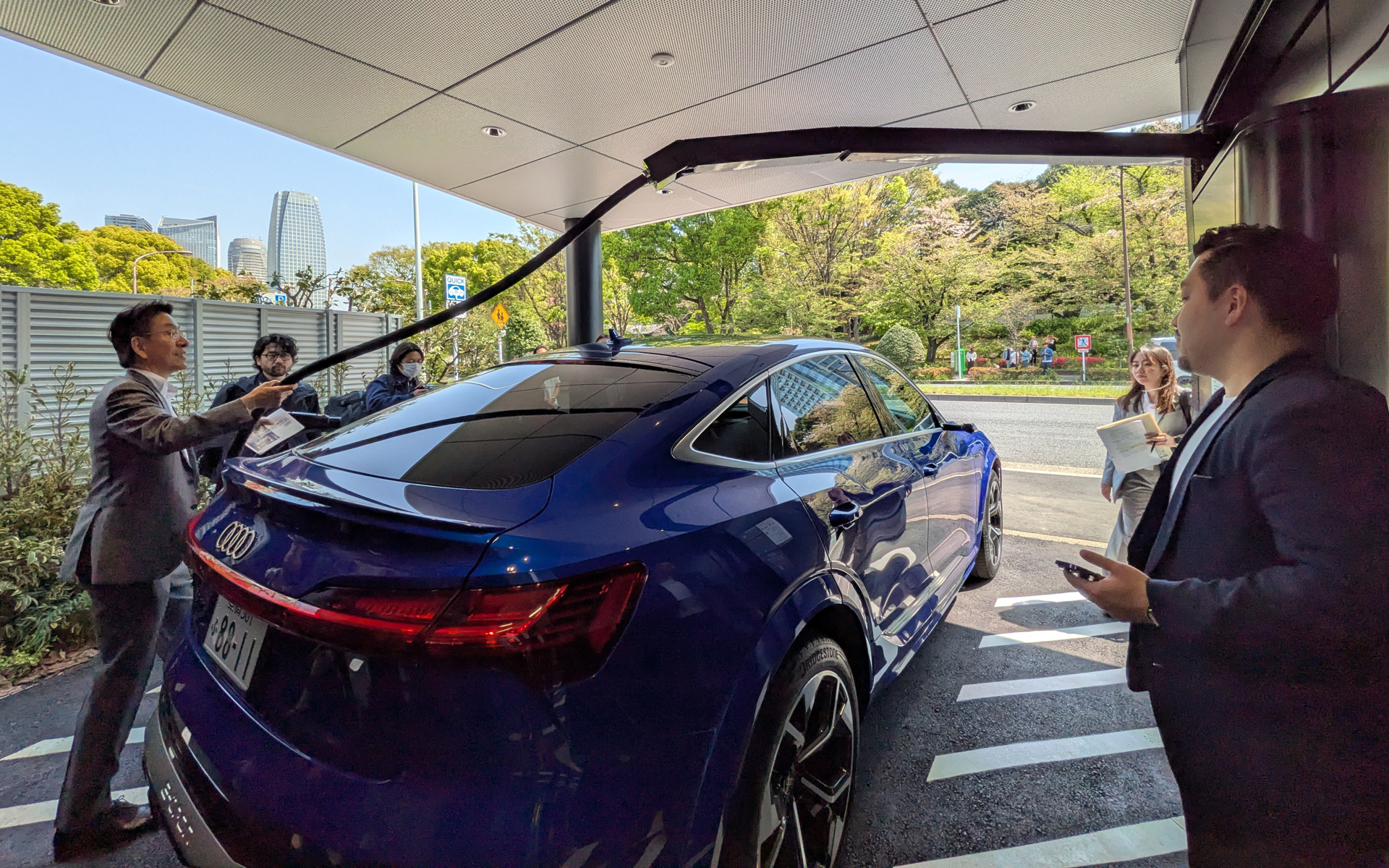 軽い力で充電ポートまでコードを取りまわせるので、クルマを駐車する向きを気にしないで済む