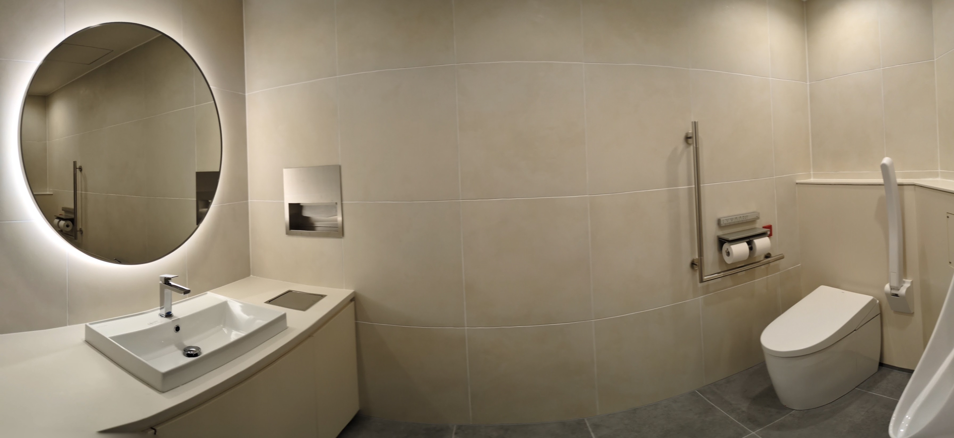 広くてきれいなトイレ