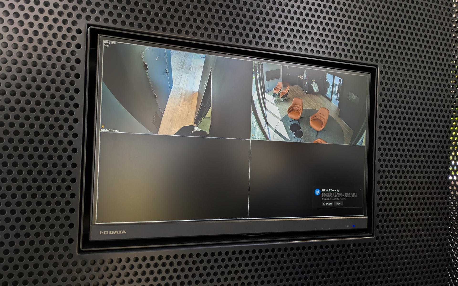 1階にも2階ラウンジの様子を確認できるモニターが設置してある