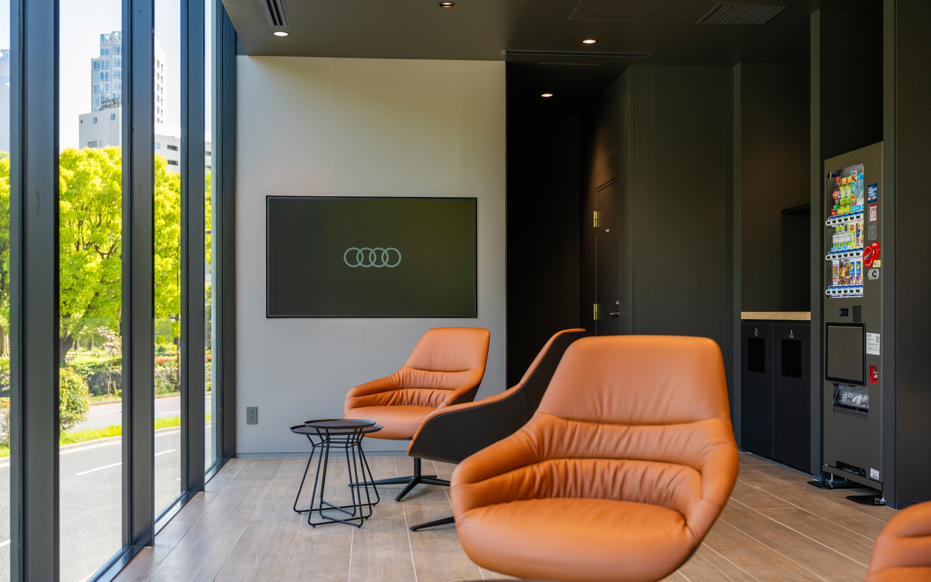 ラウンジには自動販売機が設置してあり、オープンからしばらくは無償提供するとのこと