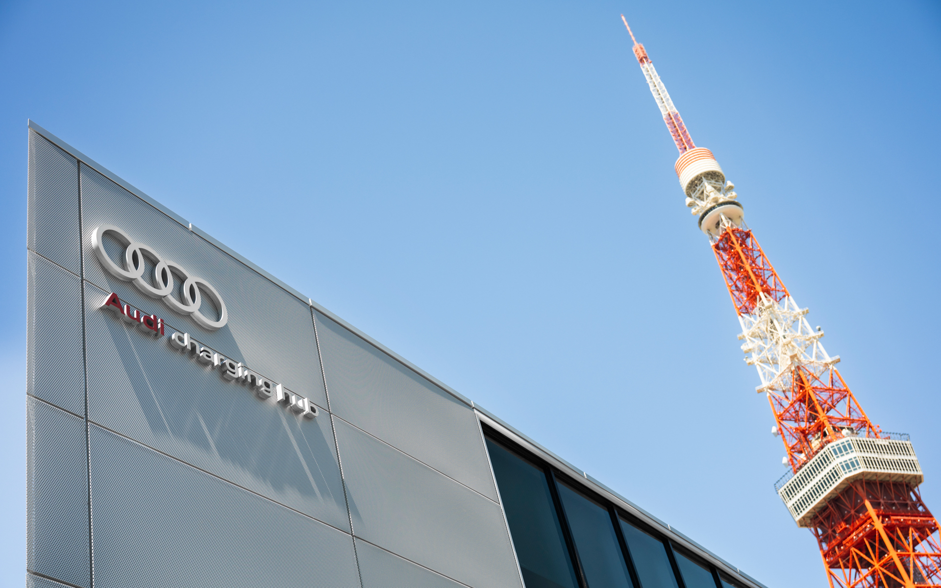 アウディ チャージング ハブ芝公園は東京のランドマークの1つ東京タワーのすぐ近く