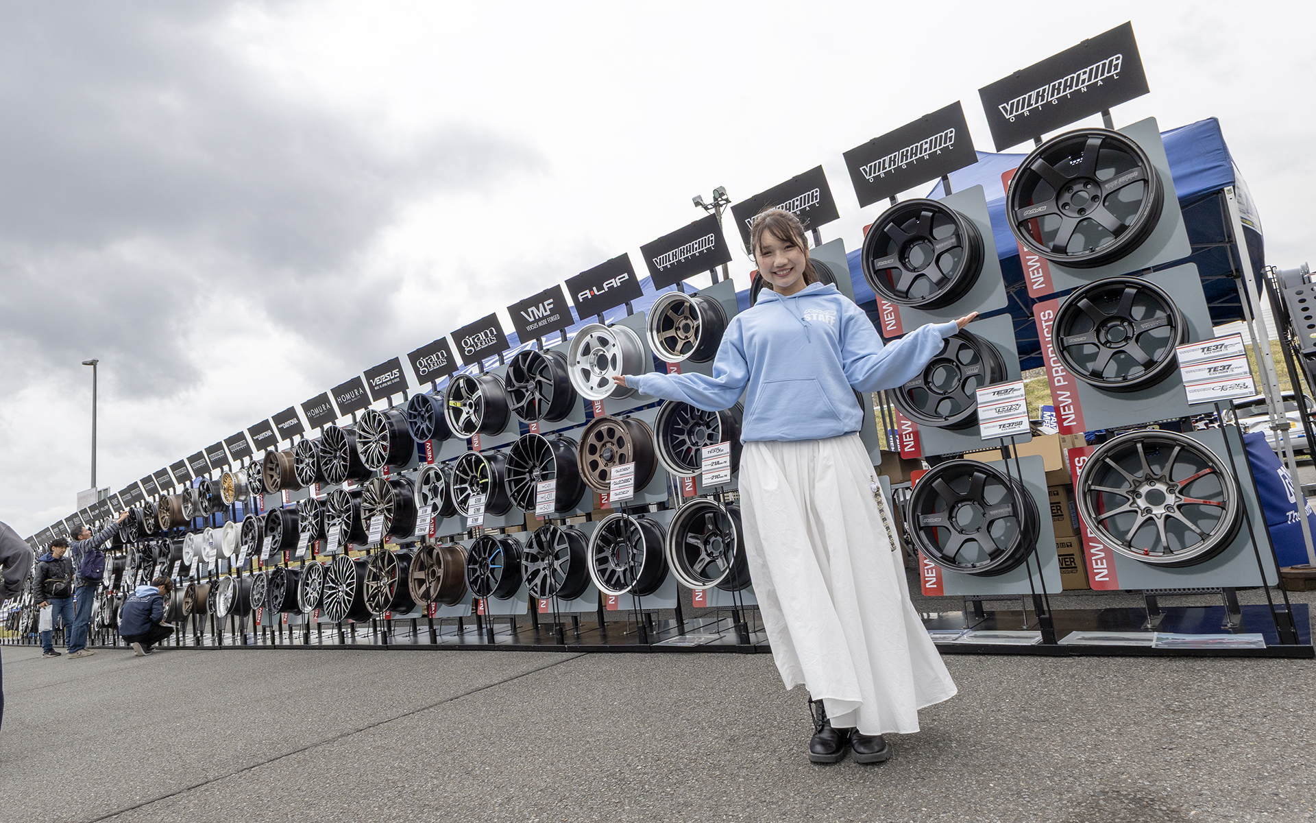 レイズホイールのファンのためのイベント「RAYS FAN MEETING 2025」が富士スピードウェイで開催された。ポーズをとってくれたステージMCを務めた黒髪リリーさんは、レイズの本拠地である関西地区で活躍しているタレント