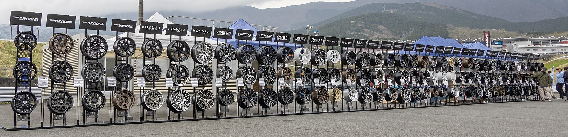 東京オートサロンなど屋内会場でスペースが限られるイベントとは異なり、広大なスペースにほぼすべてのラインアップを展示していた