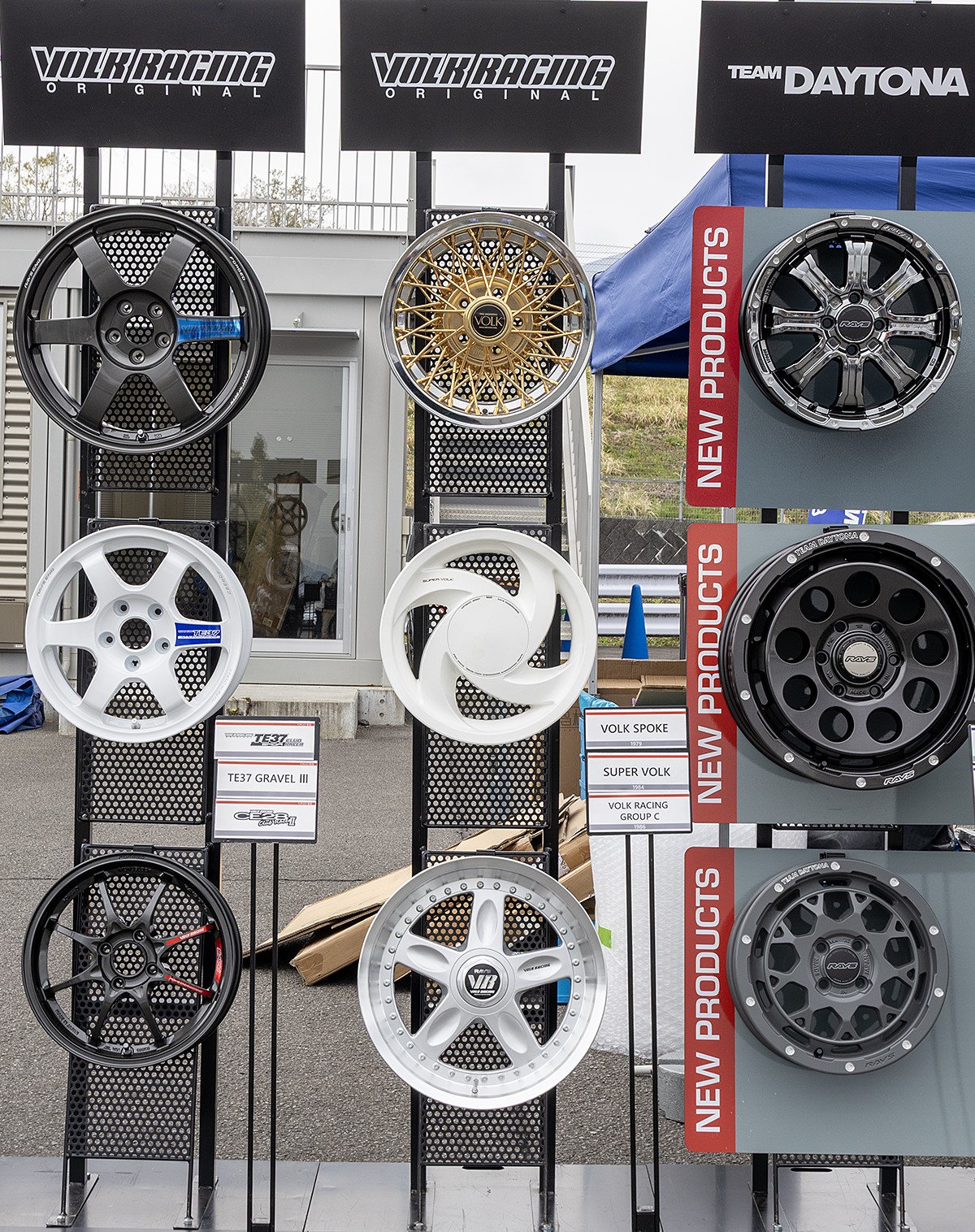 新作ホイール、現行ホイールに混じって過去の名作ホイールも展示。「あのころ履いていた」「履きたかったけど当時は高くて買えなかった」など思い出話にも花が咲く