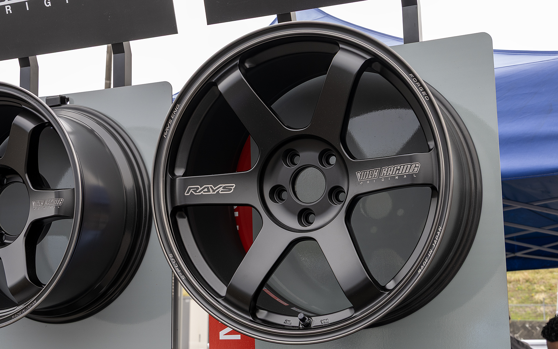 「TE37 SAGA-plus」の新カラーとなるブラックシャドウリミテッド。マットな質感で、スポークのロゴも切削の上からブラックのクリアで塗装