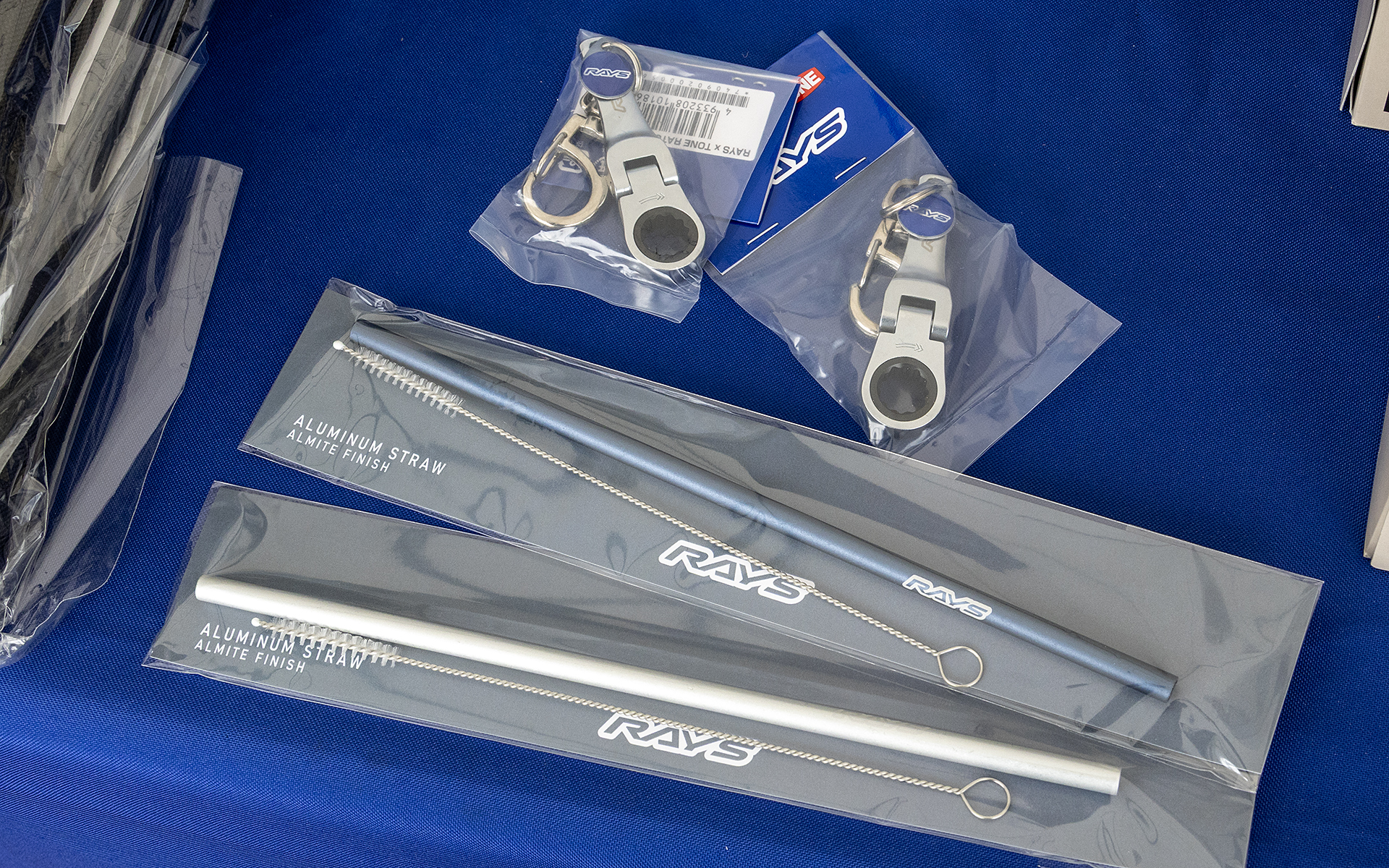 オリジナルグッズも販売。アパレルや小物グッズなど多数アイテムを取りそろえていた