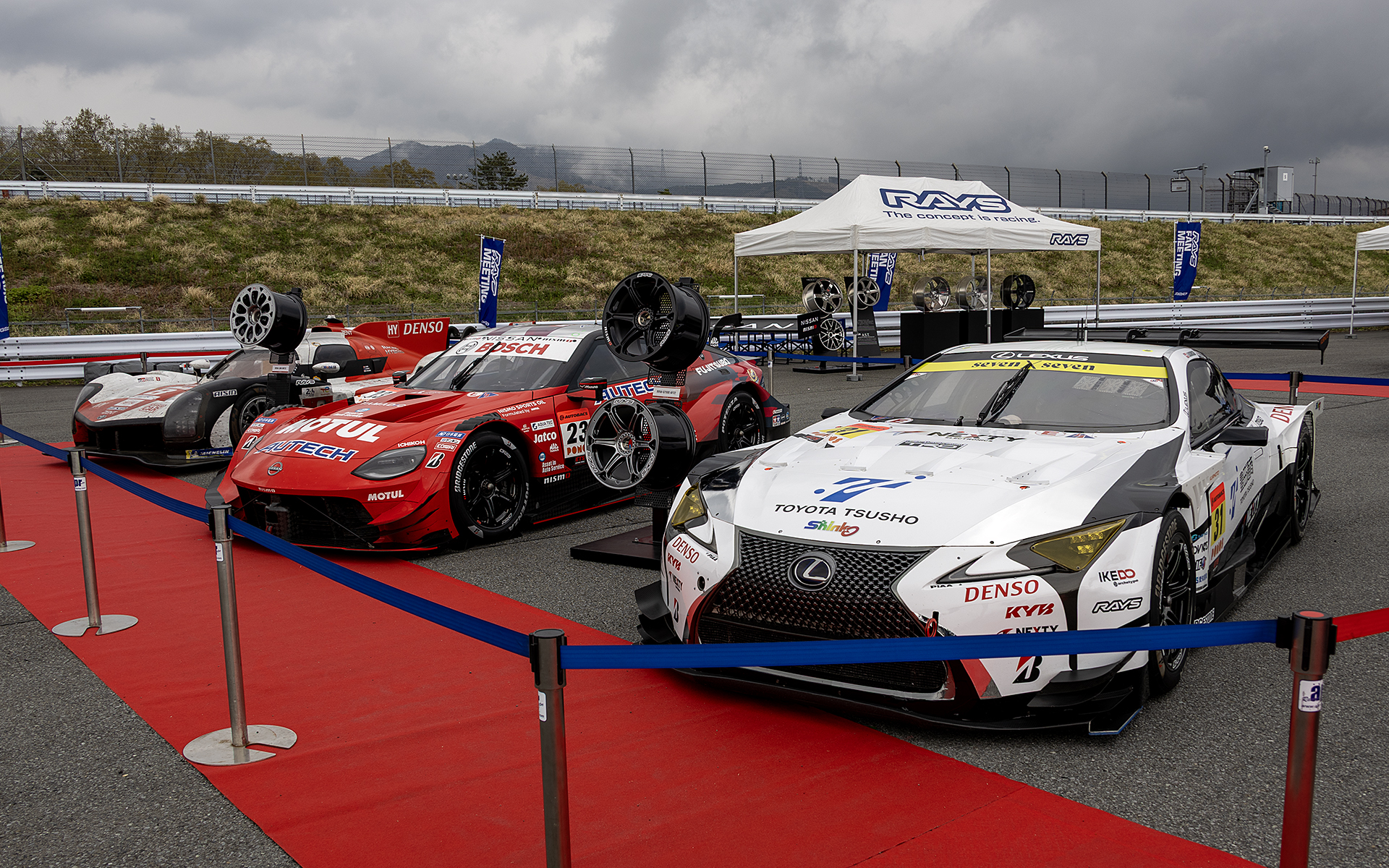 会場にはレイズホイールを装着するレーシングカーも展示