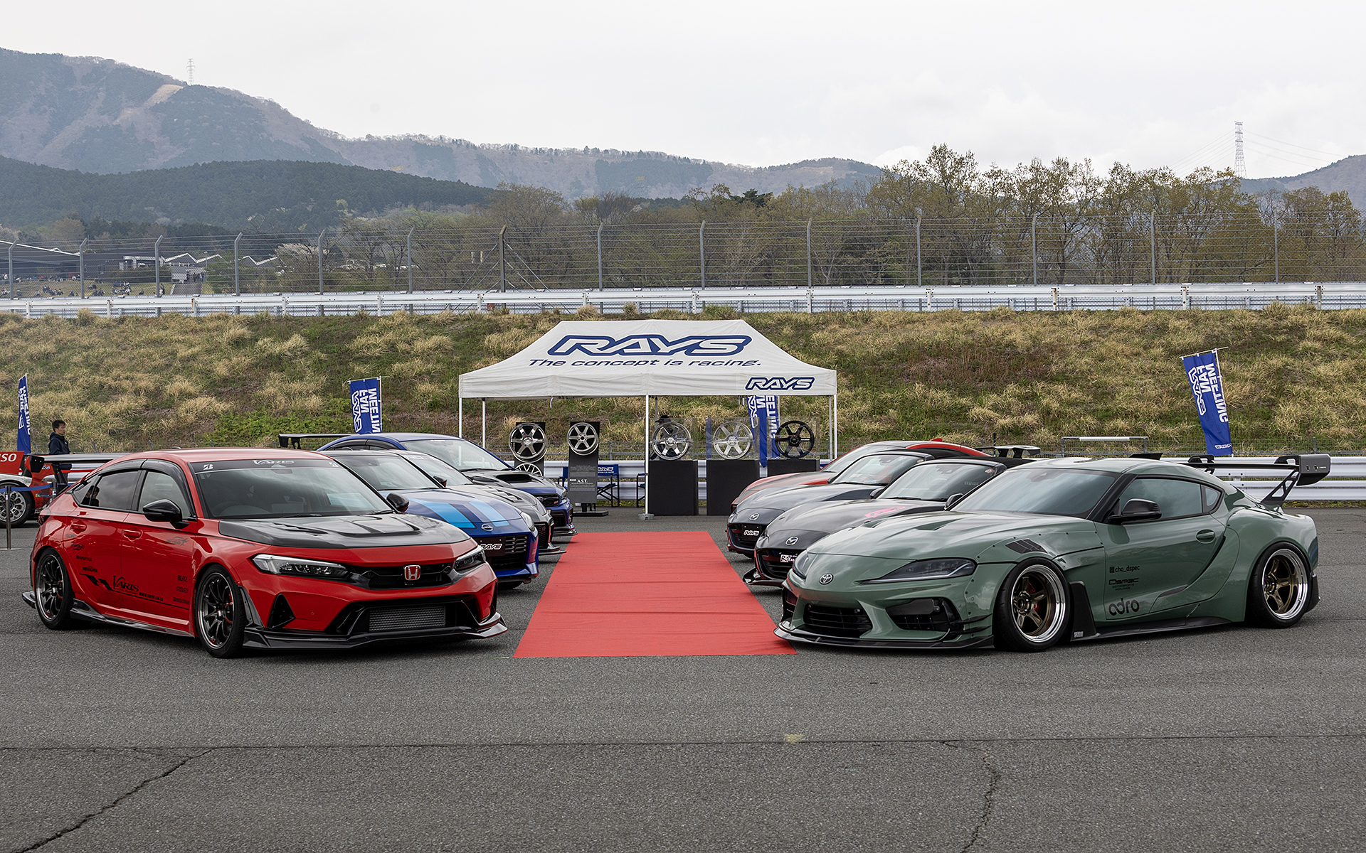 レイズホイールを装着するデモカーも展示