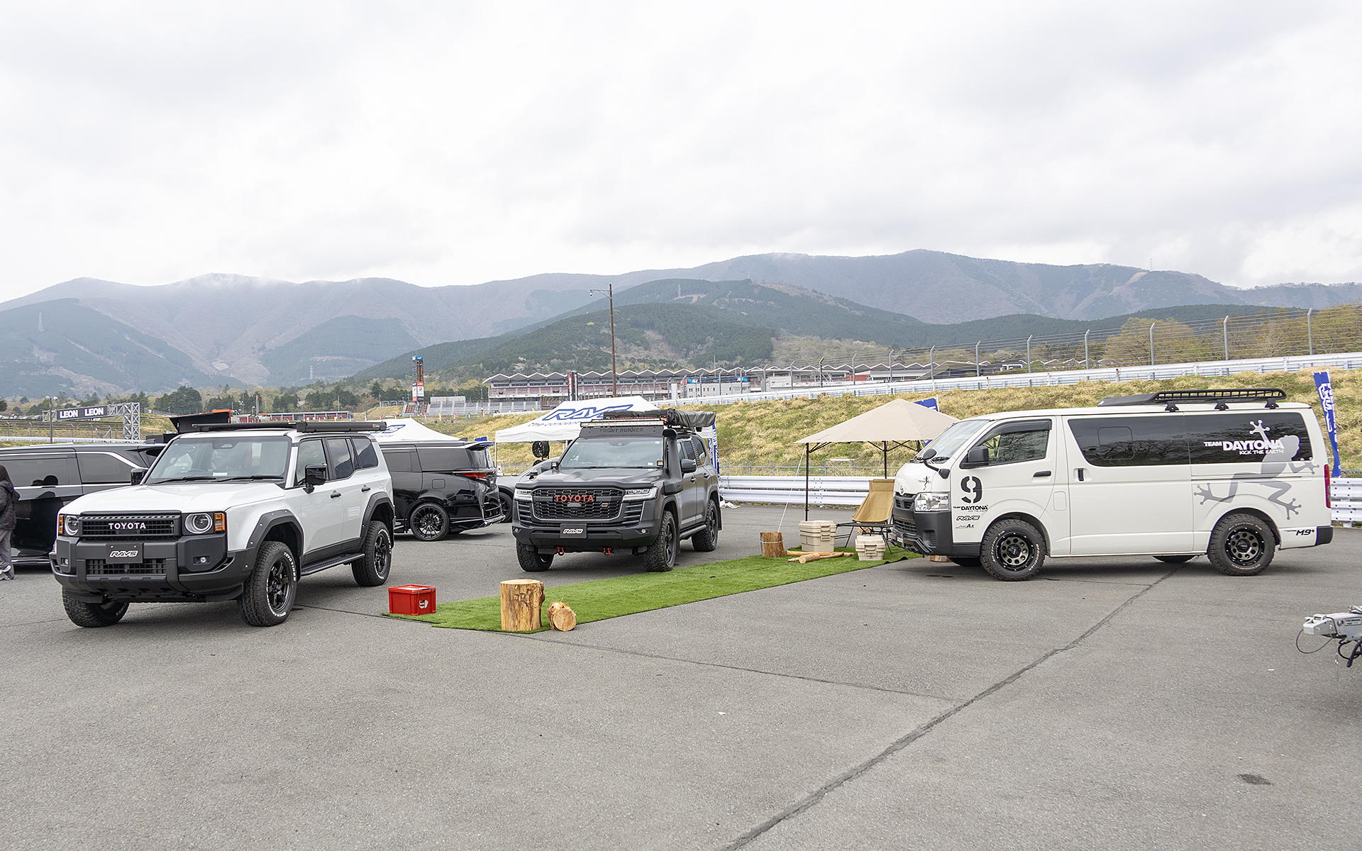 4WDなどアウトドアイメージでの展示