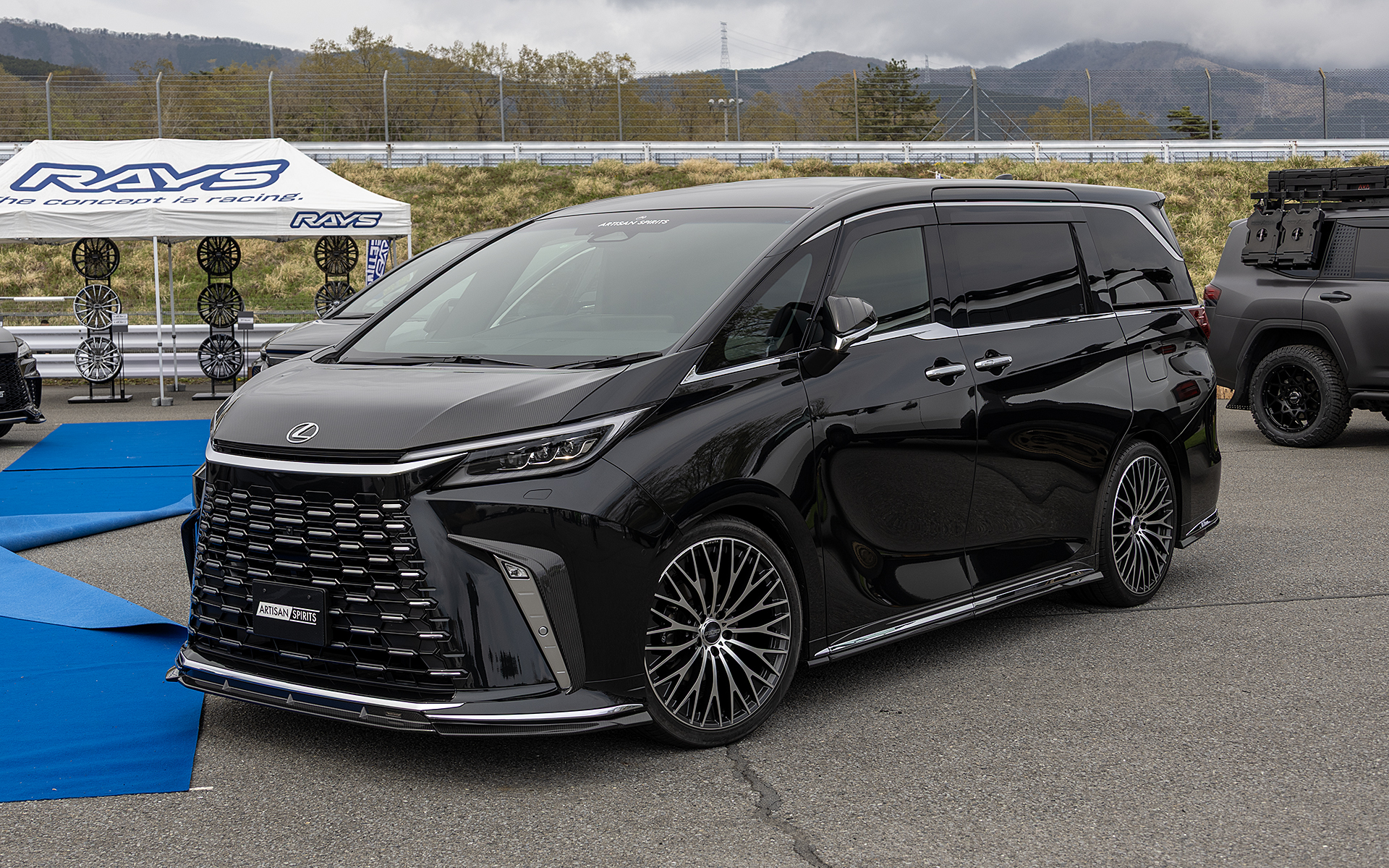 アリューシャンスピリッツデモカー。レクサス LM。2×15R