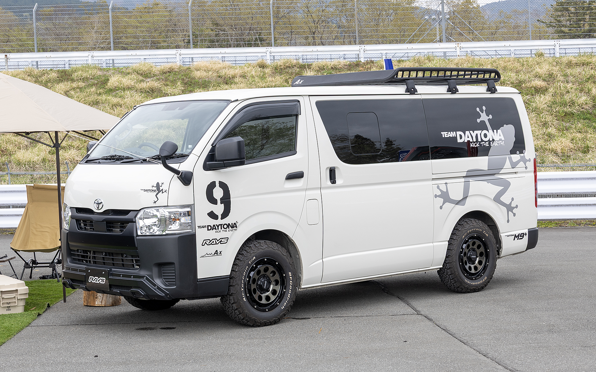 レイズデモカー。トヨタ ハイエース。TEAM DAYTONA D9