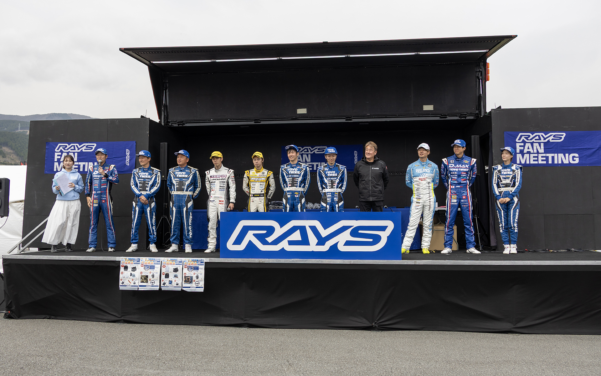 ステージではレイズがサポートするドリフトドライバーのトークショーも実施