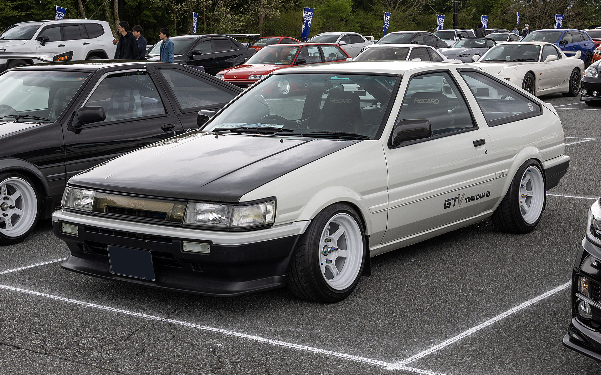 トヨタ「カローラレビン」