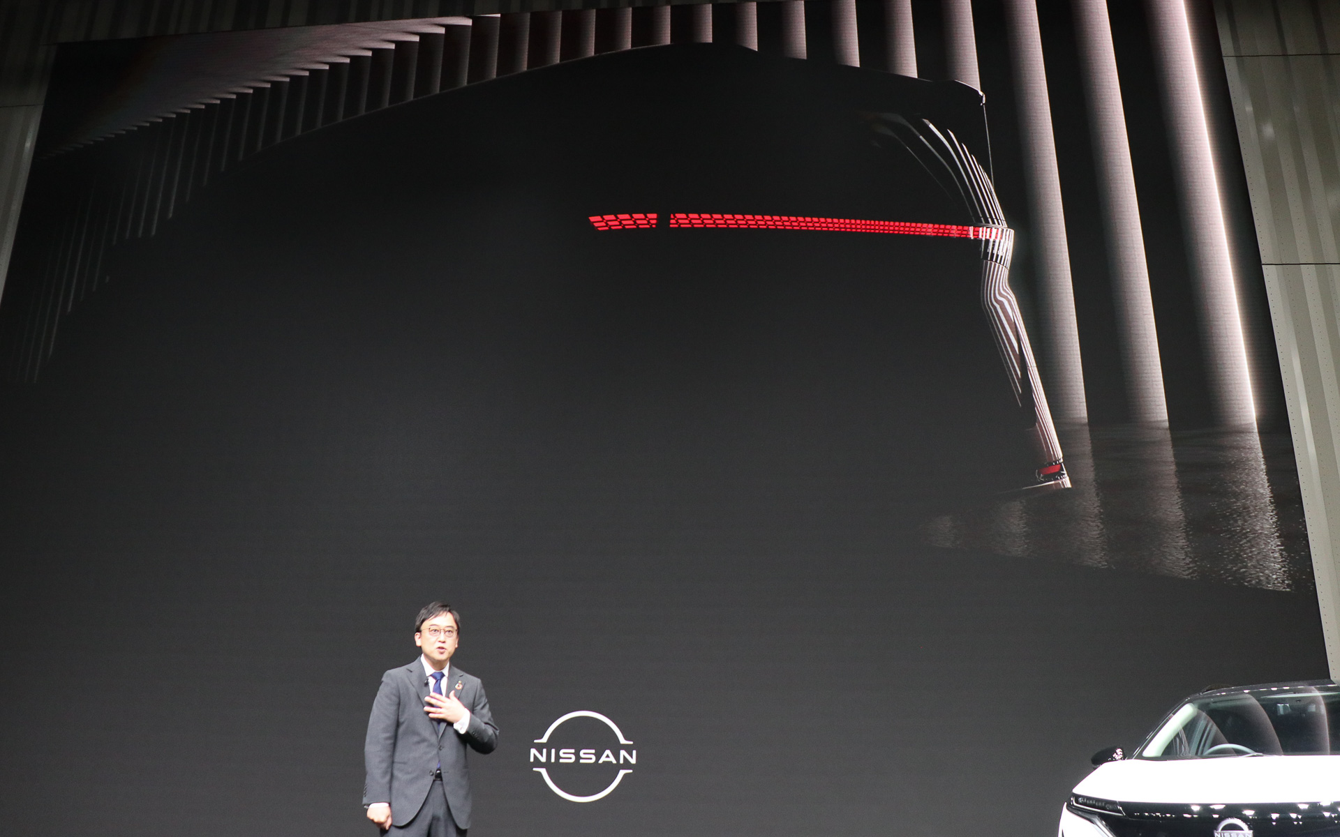 日産では2026年度までに新型車4車種を発表予定。新型「エルグランド」のリアビューも新たに公開された