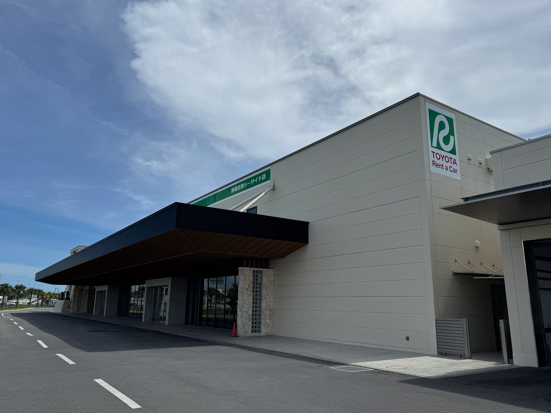 トヨタレンタリース沖縄の巨大店舗「トヨタレンタカー那覇空港シーサイド店」。2022年3月に開業し、主にレンタカープランなど旅行代理店の旅行プランに組み込まれる形でレンタカーが貸し出されている。もちろん、FIT（Foreign Independent Traveler,個人旅行者）も利用可能で、Webサイトから店舗を指定すればOK