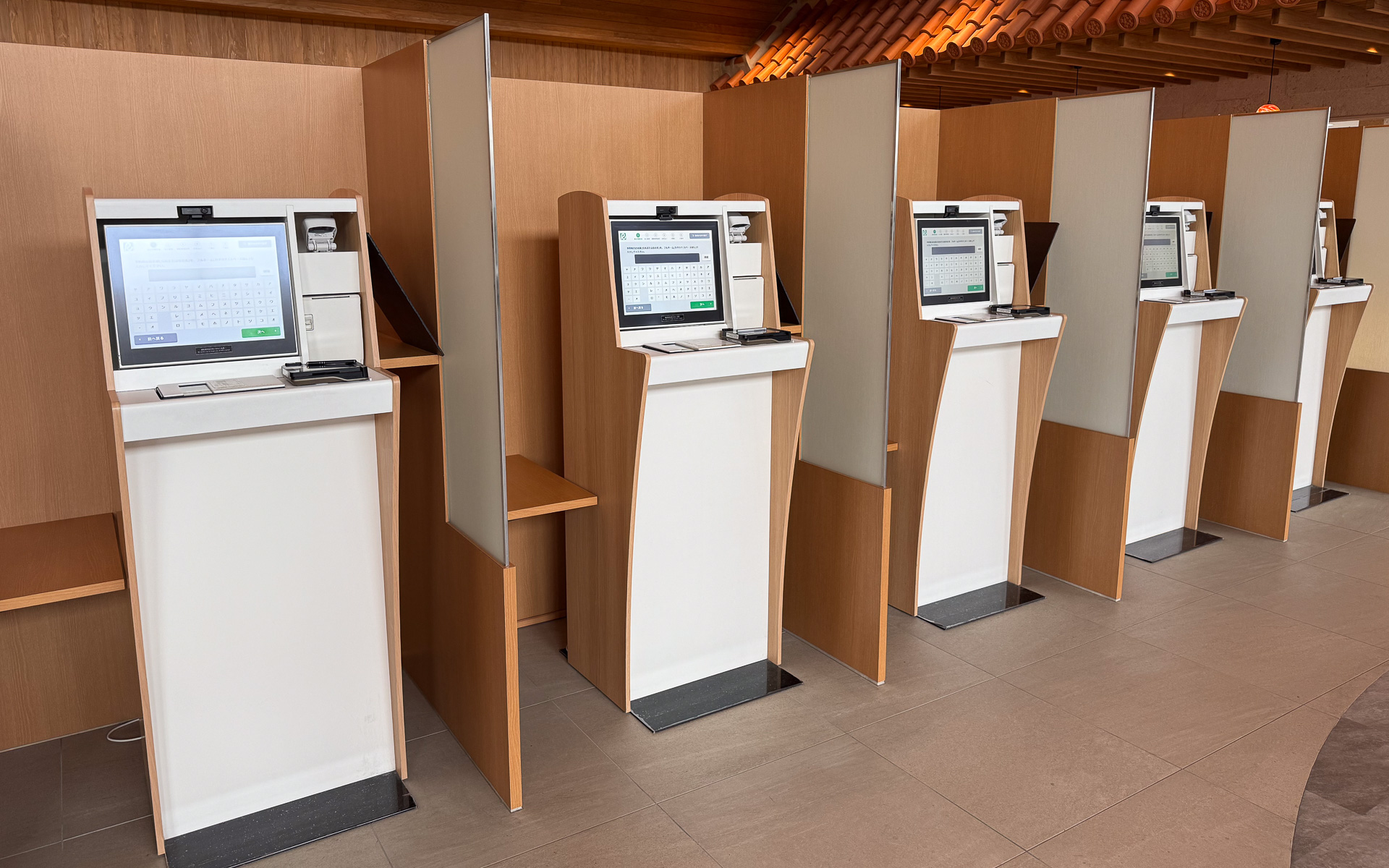 ずらりと並ぶセルフチェックイン機「RaCCU（ラクー）」。シーサイド店を訪れたお客さんは、ここでチェックインしてカウンターへと向かう
