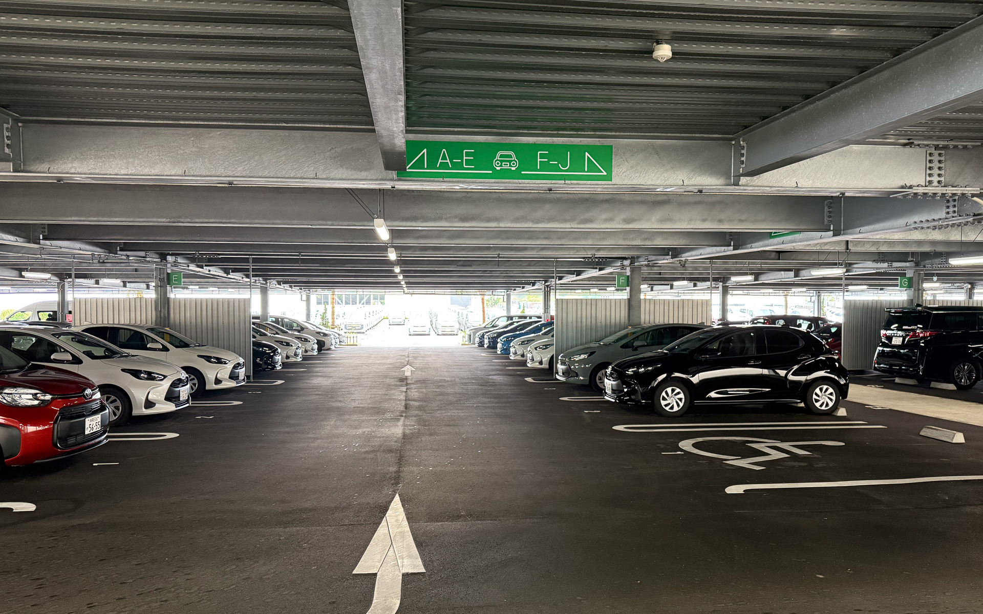 A1からJ9まで、計86台のピックアップ駐車場。お客さんは、鍵を受け取り目的の場所に行ってすぐに出かけられる