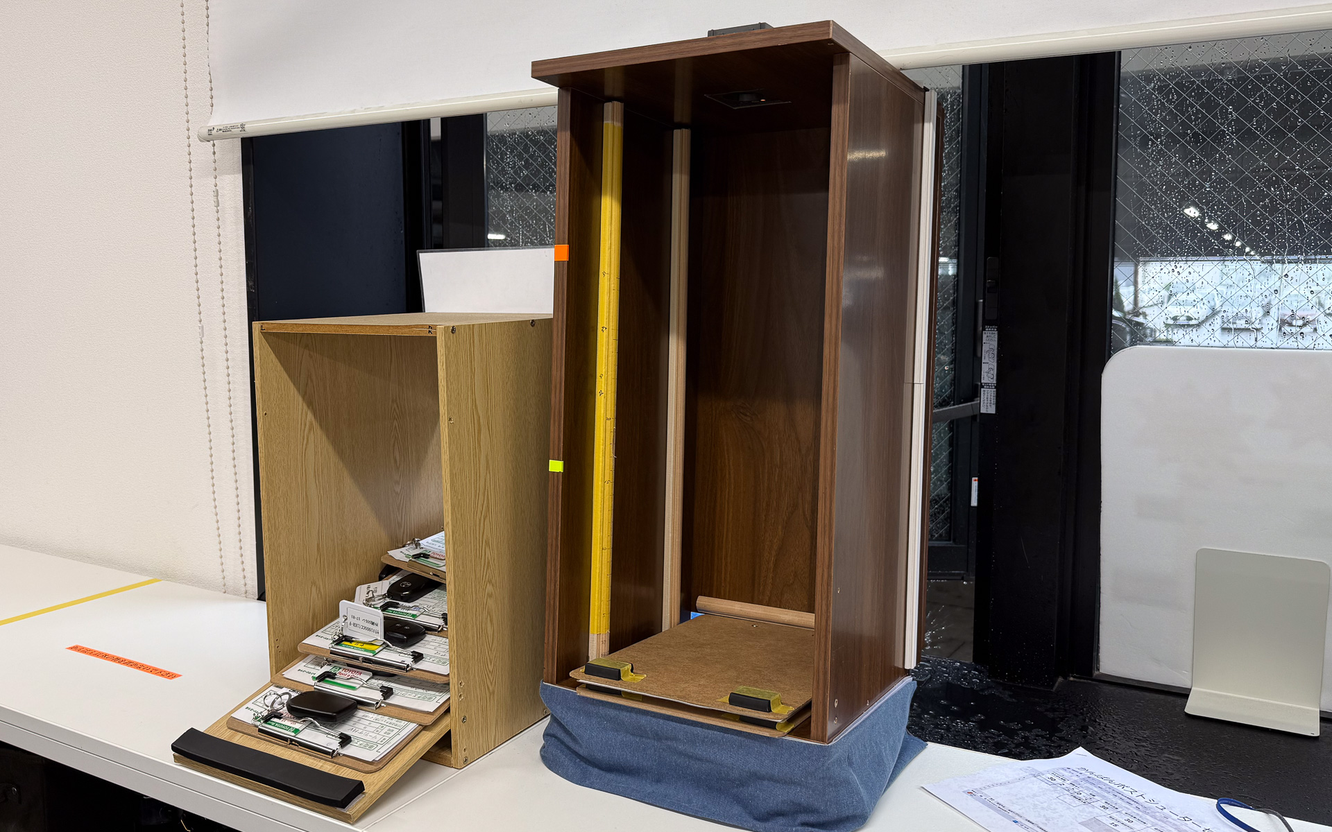 こちらが事務所側から見たかんばん入れ。重力を使ったカラクリ仕掛けとなっているほか、一目で作業量が分かる